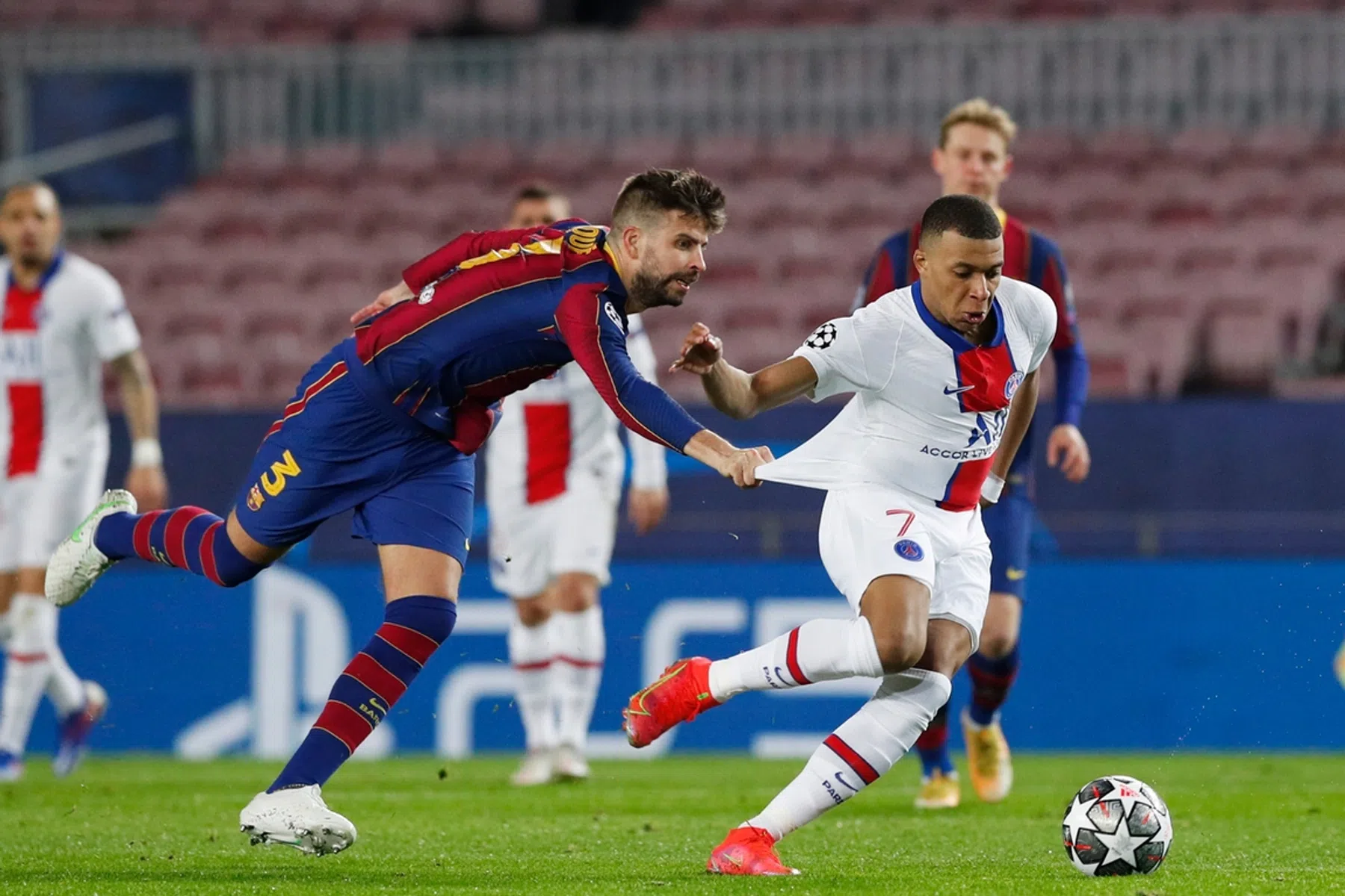 Fenomeen Mbappé legt Barcelona in Camp Nou op de pijnbank