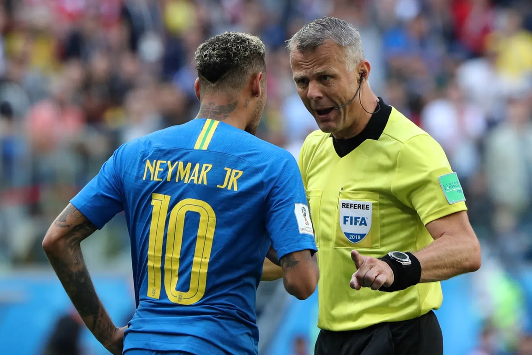 Zelfs als hij niet op het veld staat baalt Neymar van Kuipers