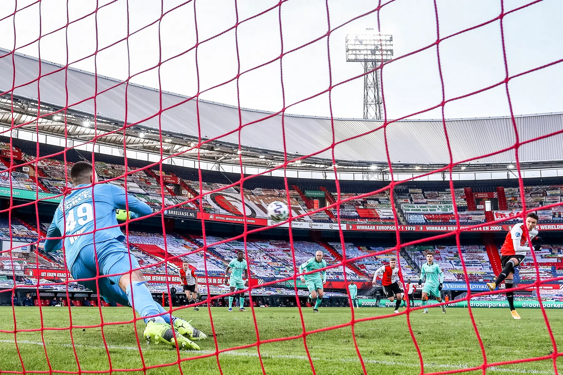 Code Rood in De Kuip: de verbeten financiële strijd van Feyenoord