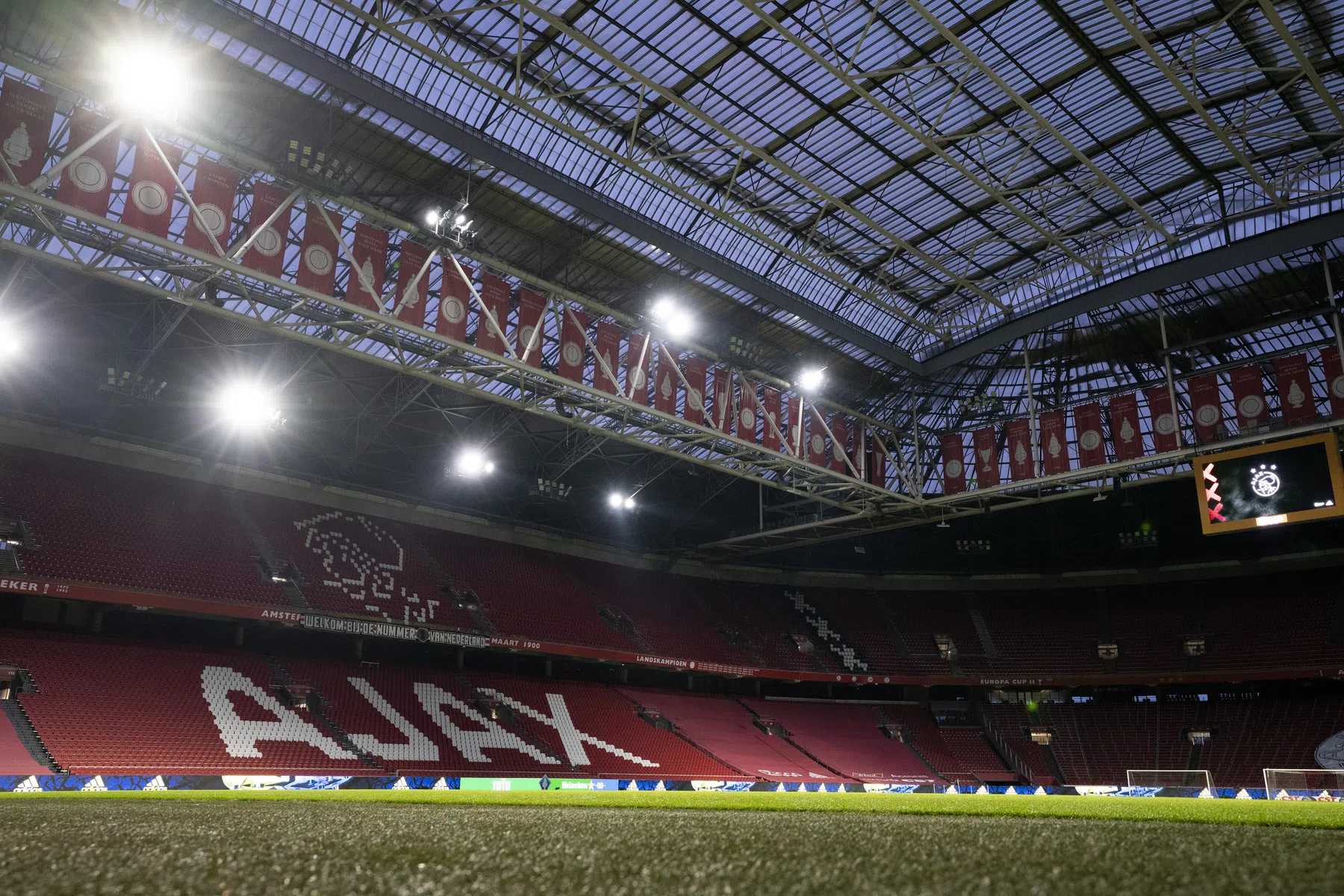 Ajax presenteert cijfers: 'Zeer sombere verwachtingen'