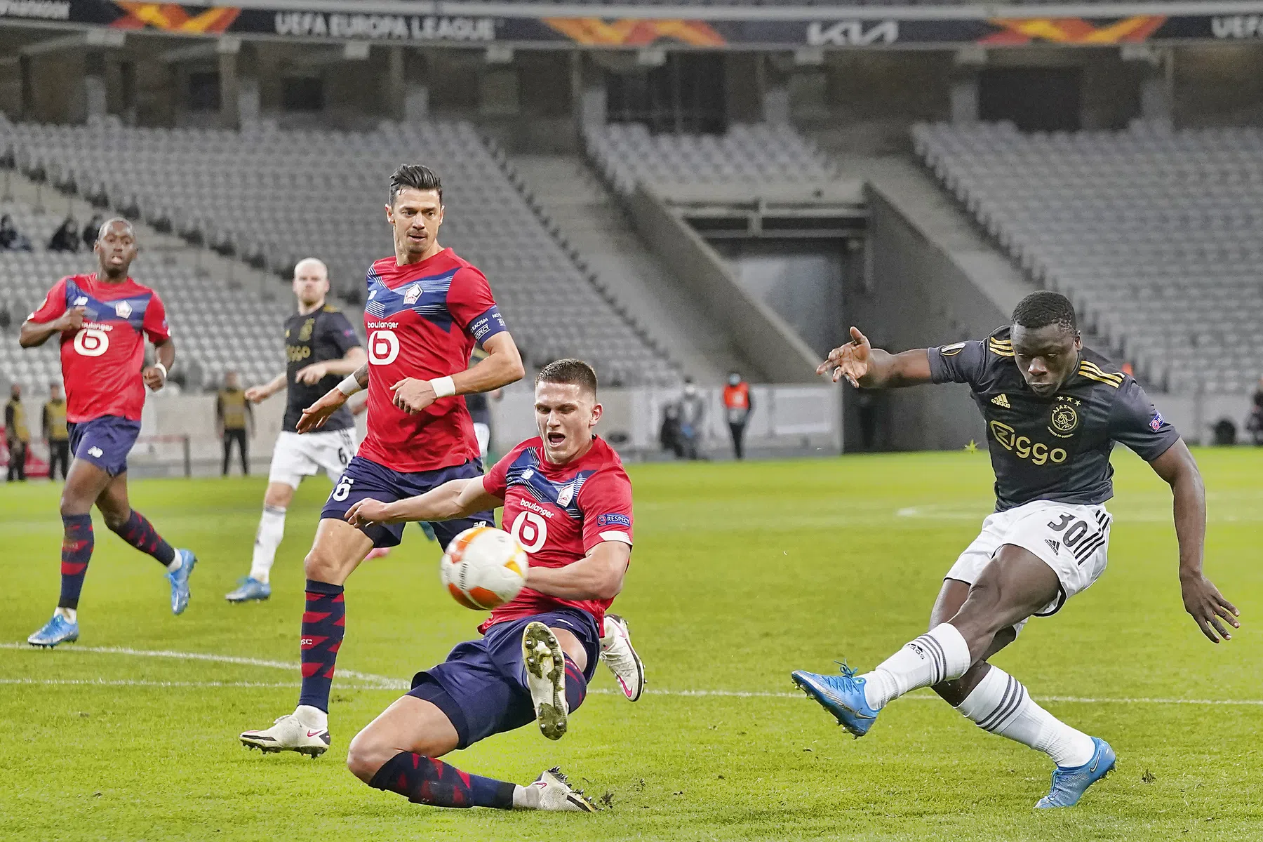 Brobbey gaat Kluivert en Van der Vaart achterna: 'Alles geven voor Ajax'