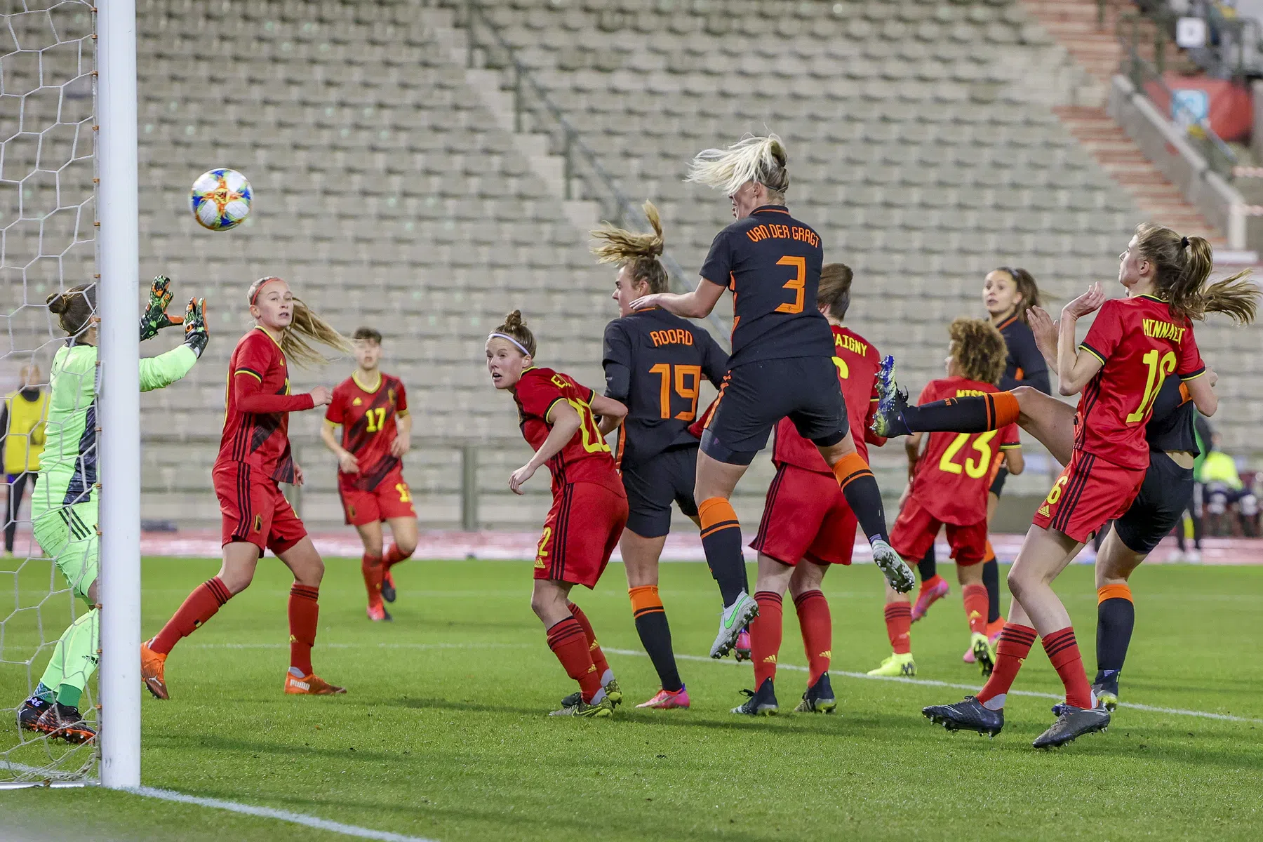 Oranje Leeuwinnen zijn met zesklapper nog genadig voor België