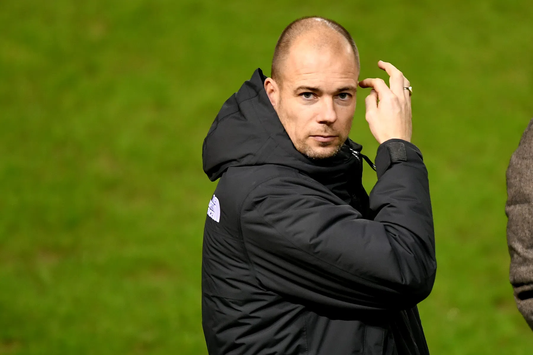 Voorzichtig FC Groningen laat trainer Buijs uit voorzorg thuis