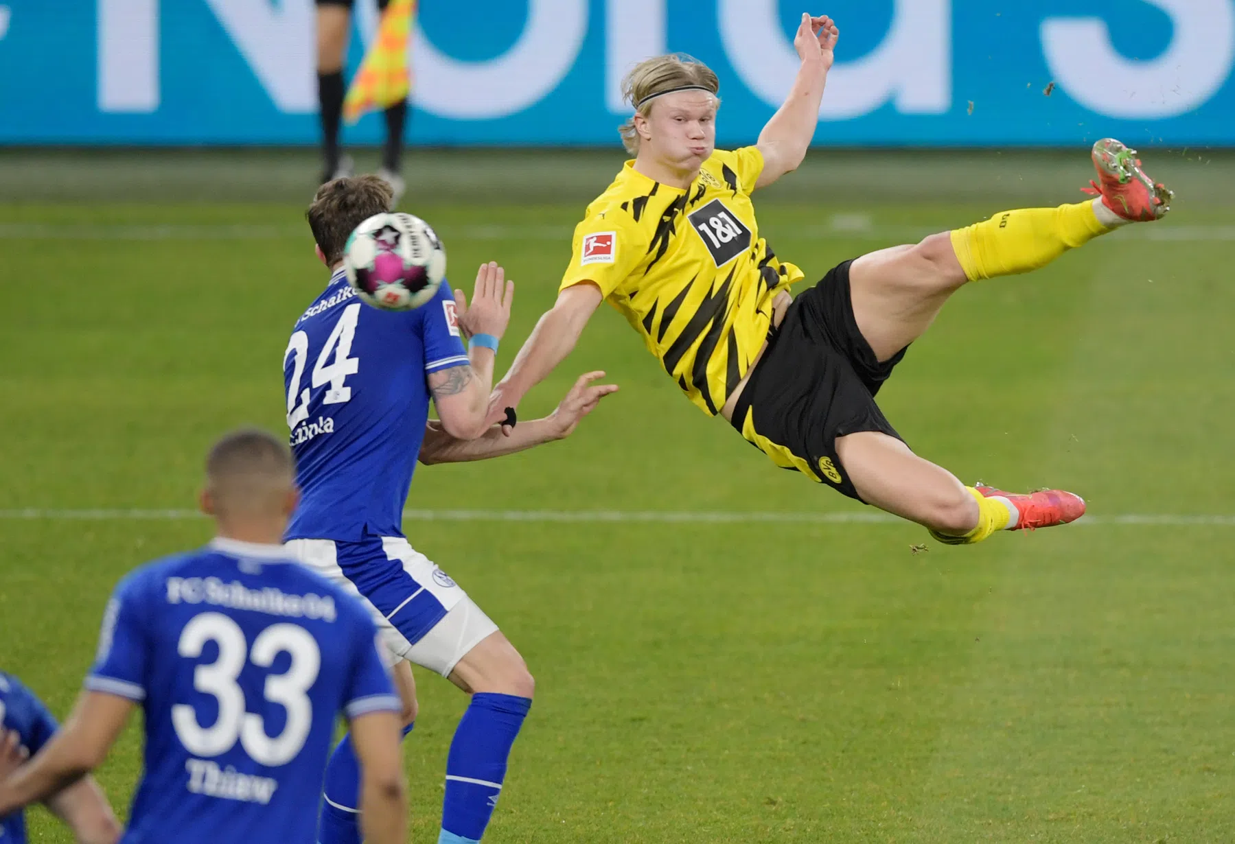 Waanzinnige treffer Haaland bij alleszeggende derbyzege Dortmund