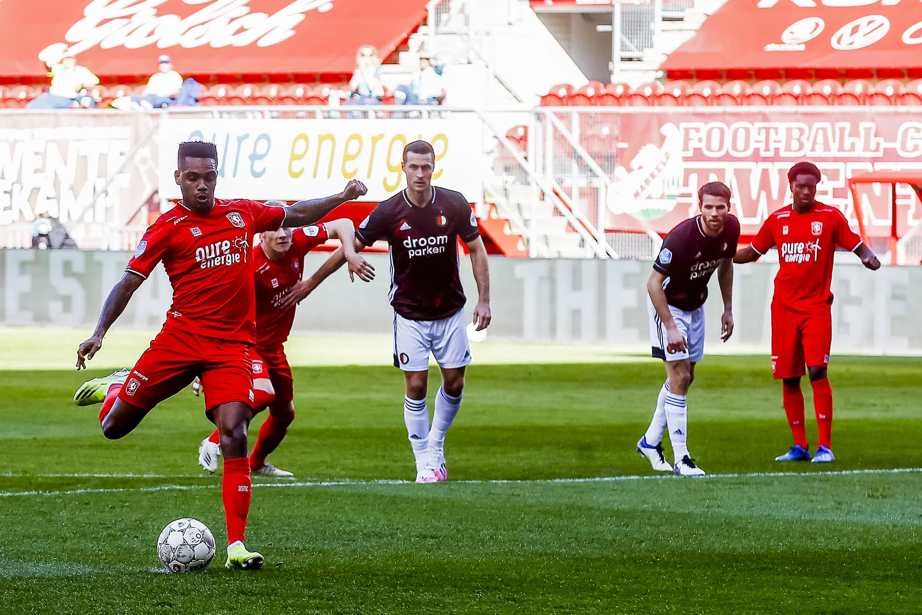 Feyenoord blijft met punt achter na ultiem foutenfestival in Enschede
