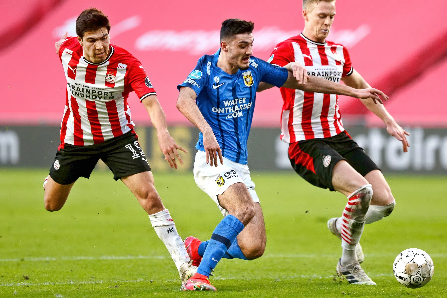Kuipers: waarom Vitesse geen strafschop kreeg en PSV aan rood ontsnapte