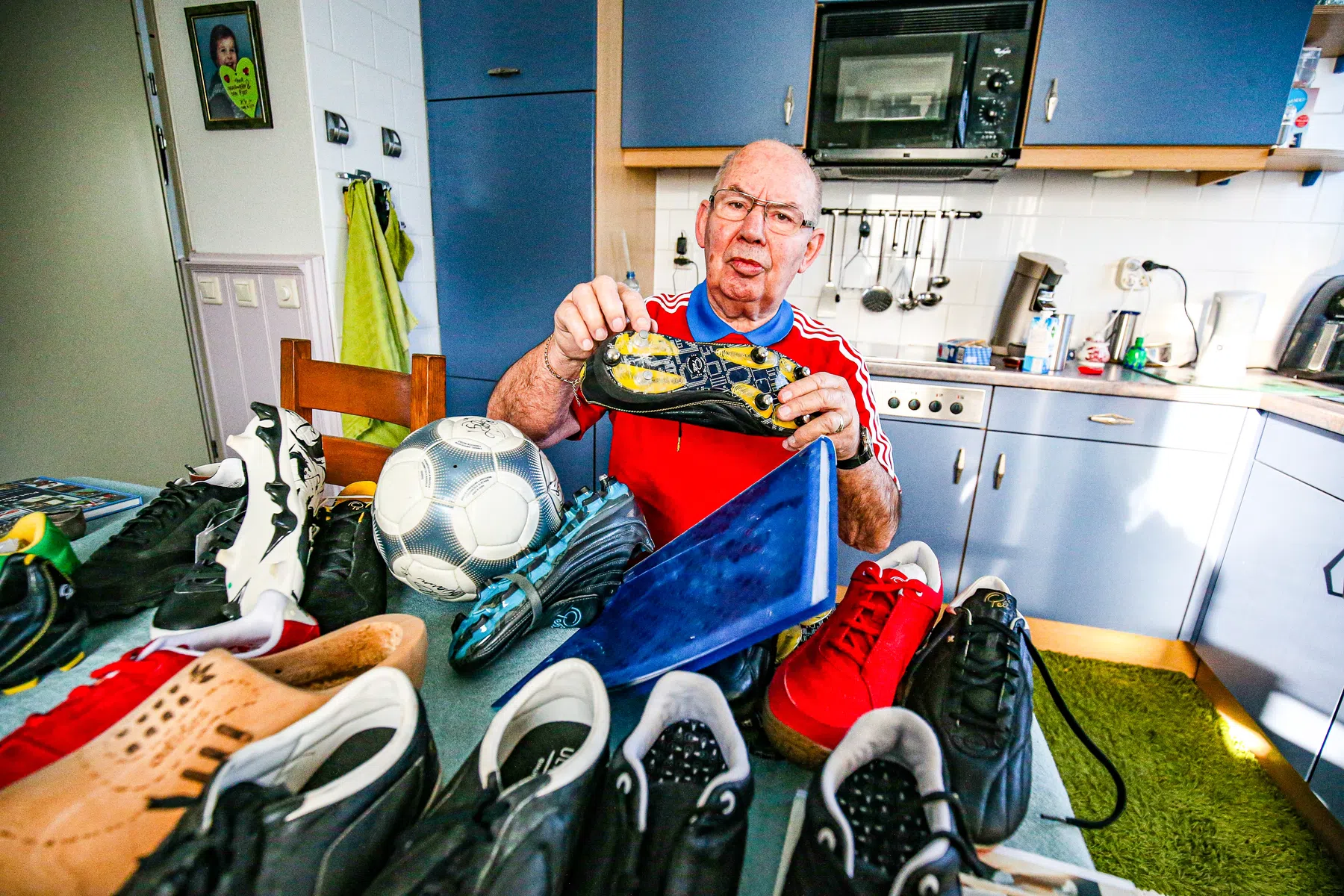 Van Moulijn tot Ziyech: de schoenprofessor (78) die duizenden spelers van kicksen voorzag