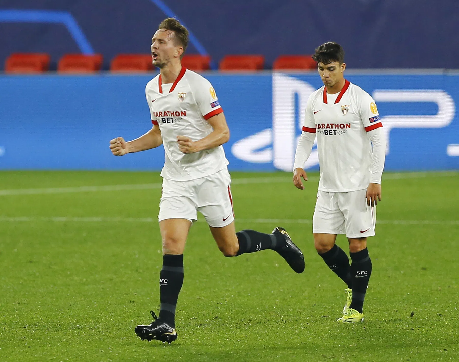 De Jong steelt de Sevilla-show met fabelachtige hakgoal