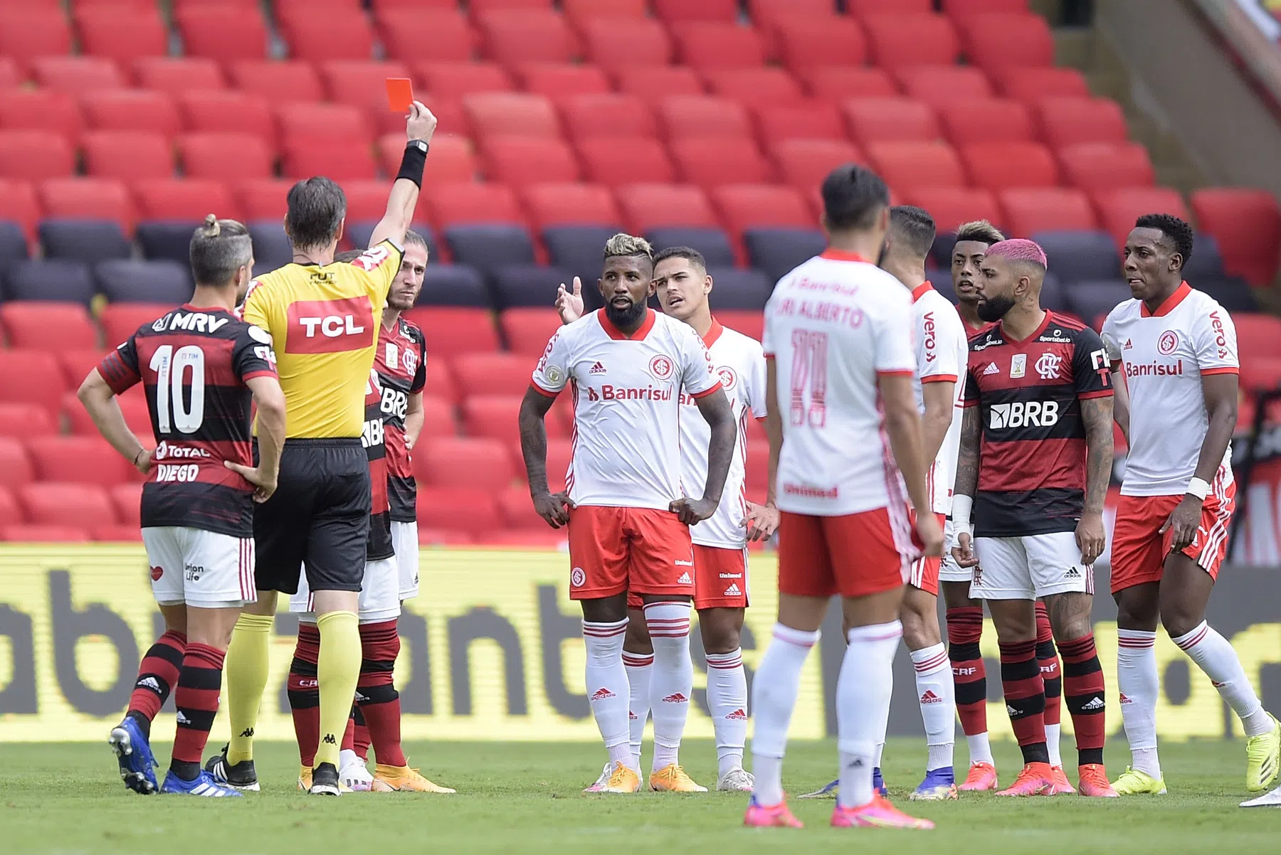 Rodinei krijgt na enorme investering van fan rood in mislukte kampioenswedstrijd