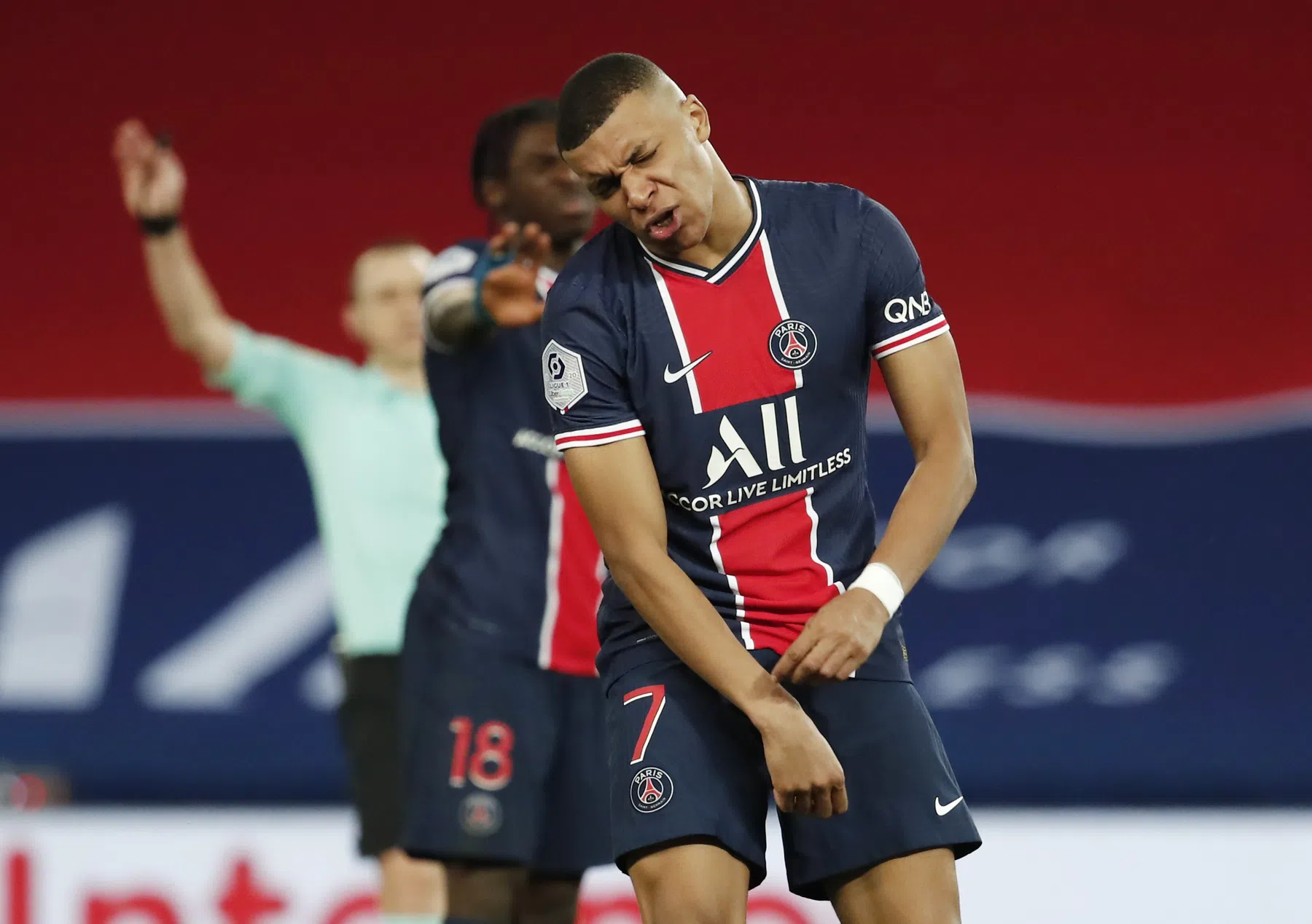 Bekijk hoe Paris Saint-Germain keihard van de roze wolk werd gestoten