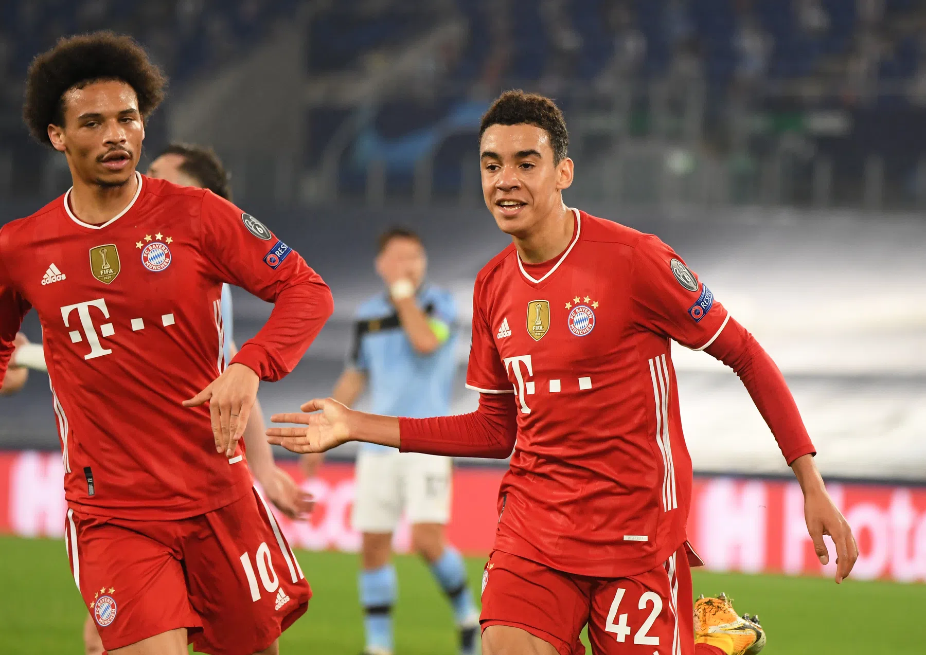 Bayern-show in Rome: mijlpaal Lewandowski en record supertiener