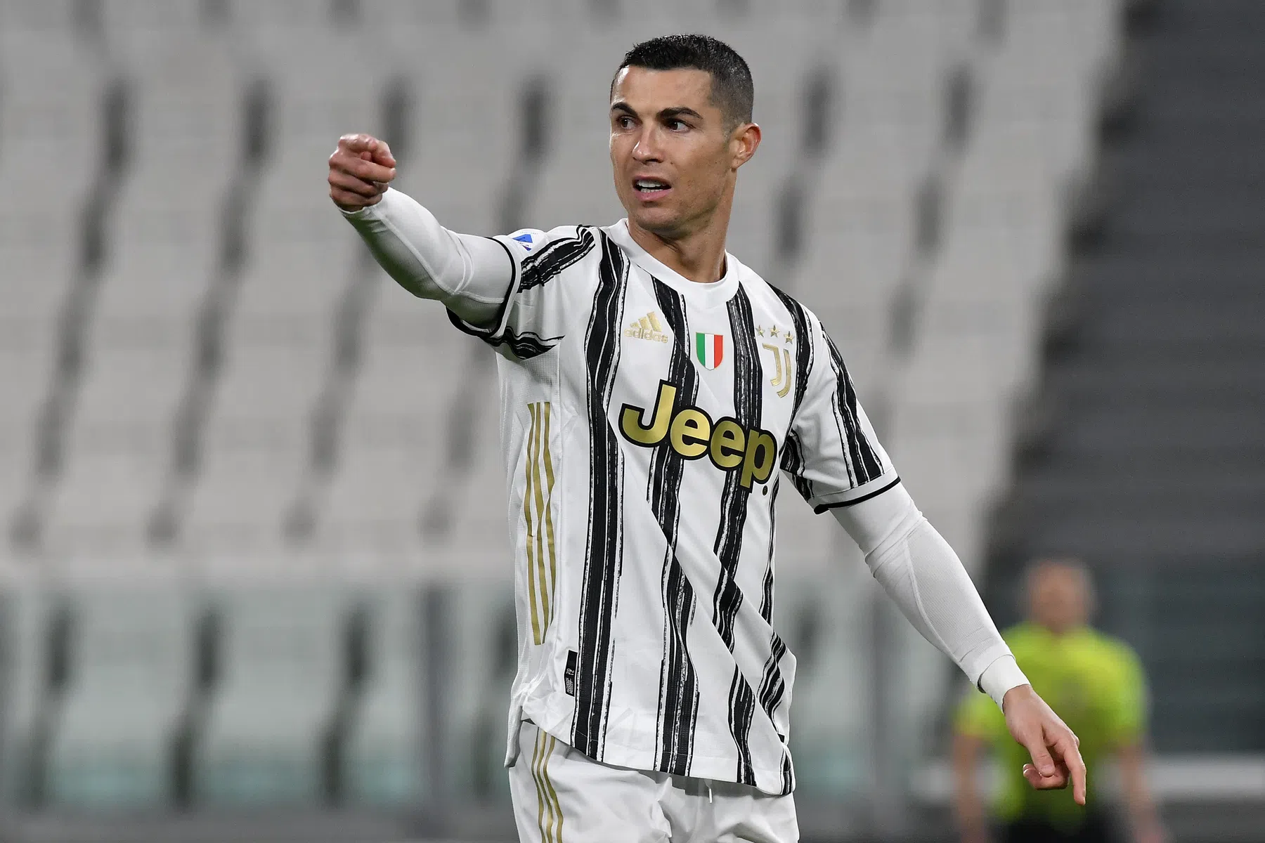 Ronaldo streept weer een tegenstander weg en hijgt Zlatan in de nek