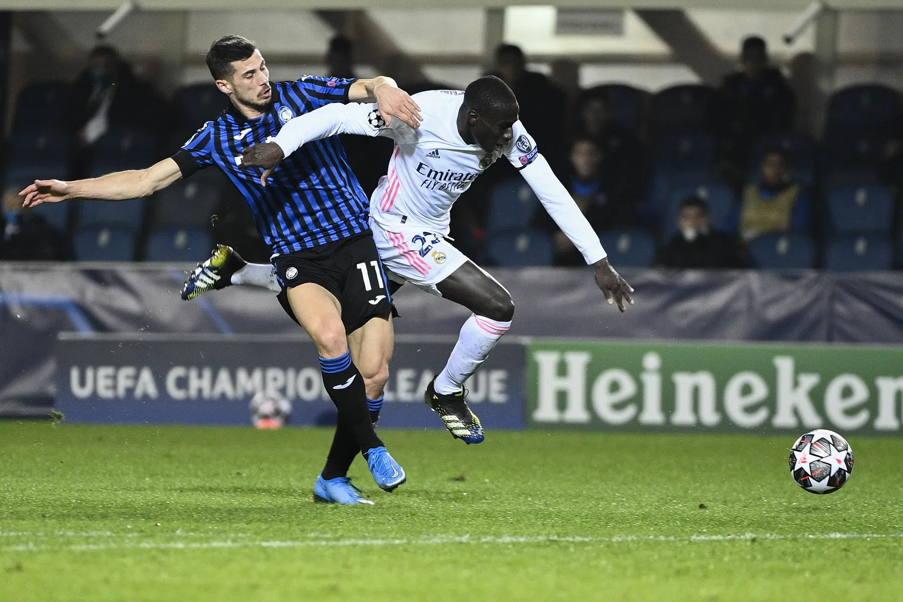 Dubieus rood en dubbele hoofdrol Mendy dompelt Atalanta in rouw