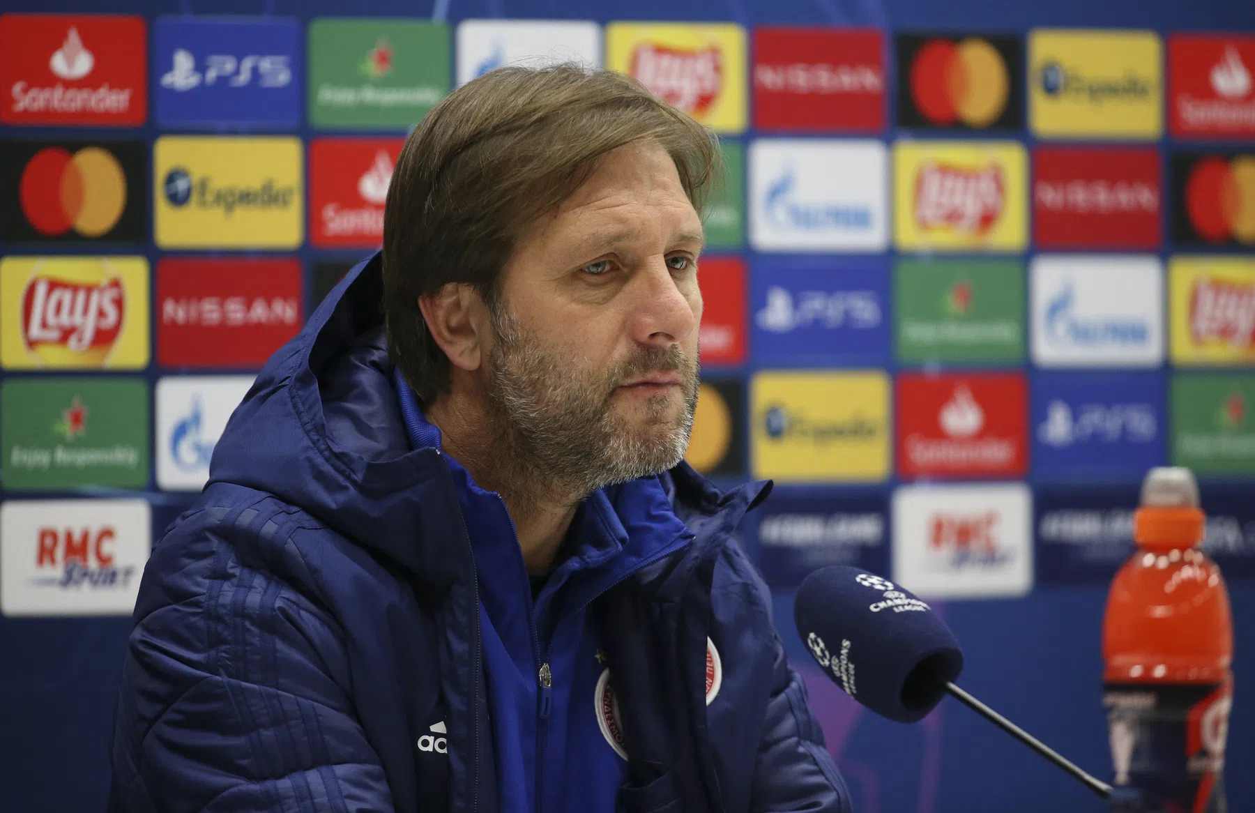 Olympiakos-trainer is het 'totaal niet eens' met PSV-collega Schmidt