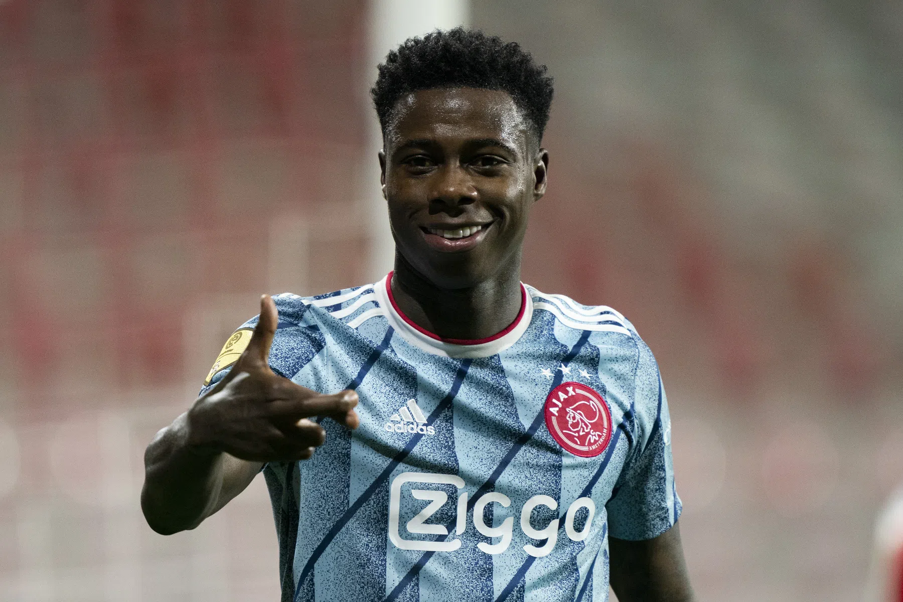 Opmerkelijke presentatie Promes: 'Komen Ziyech en Memphis ook naar Moskou?'