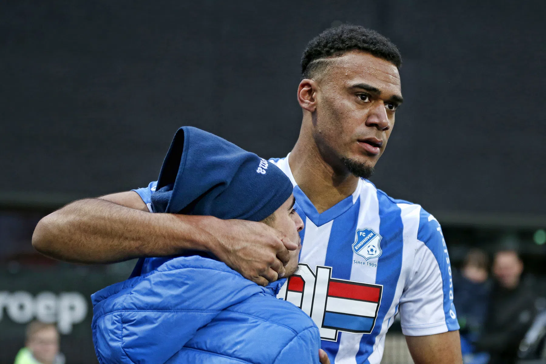 Oude bekende doet met wondergoal gooi naar Puskás-award, Wormuth bezorgt bloemen