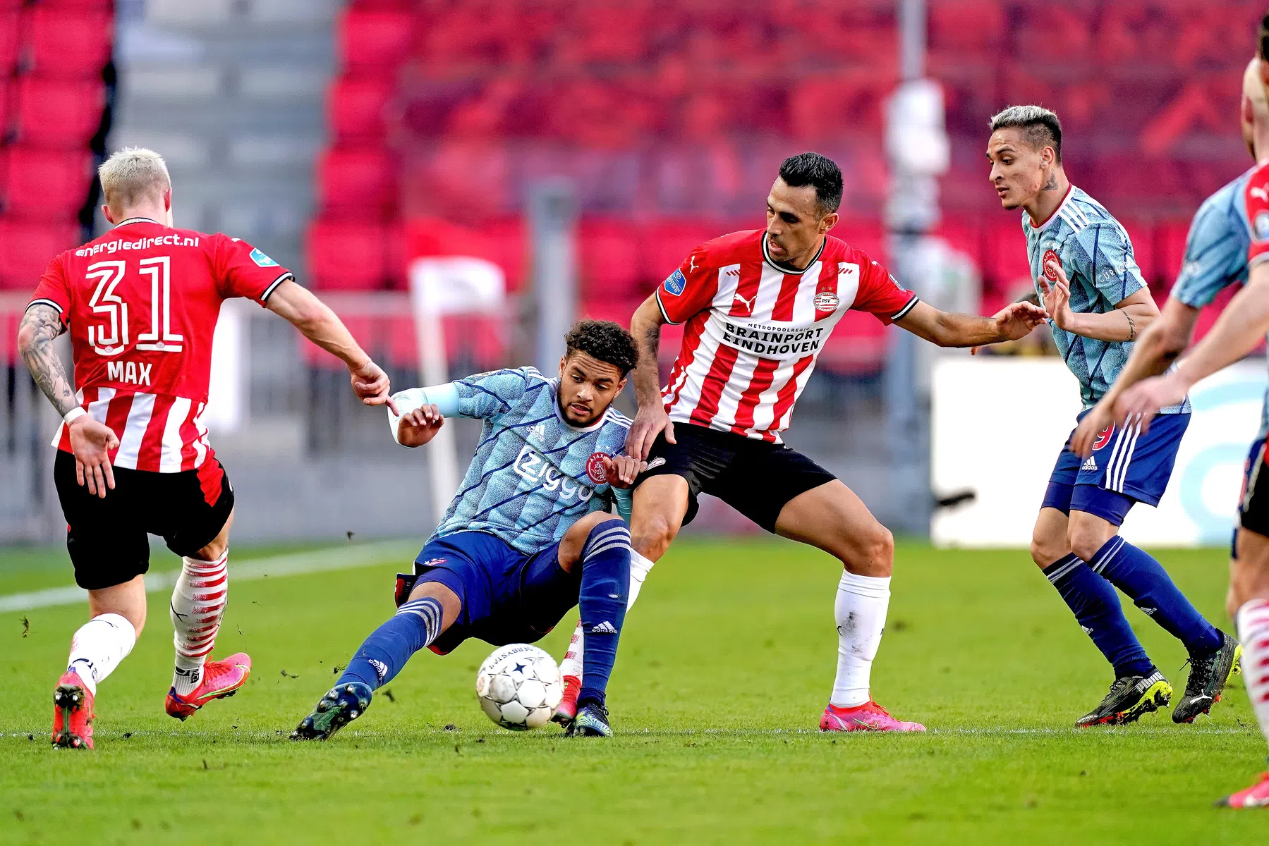 Ajax houdt PSV op ruime afstand na zeer hectische slotfase