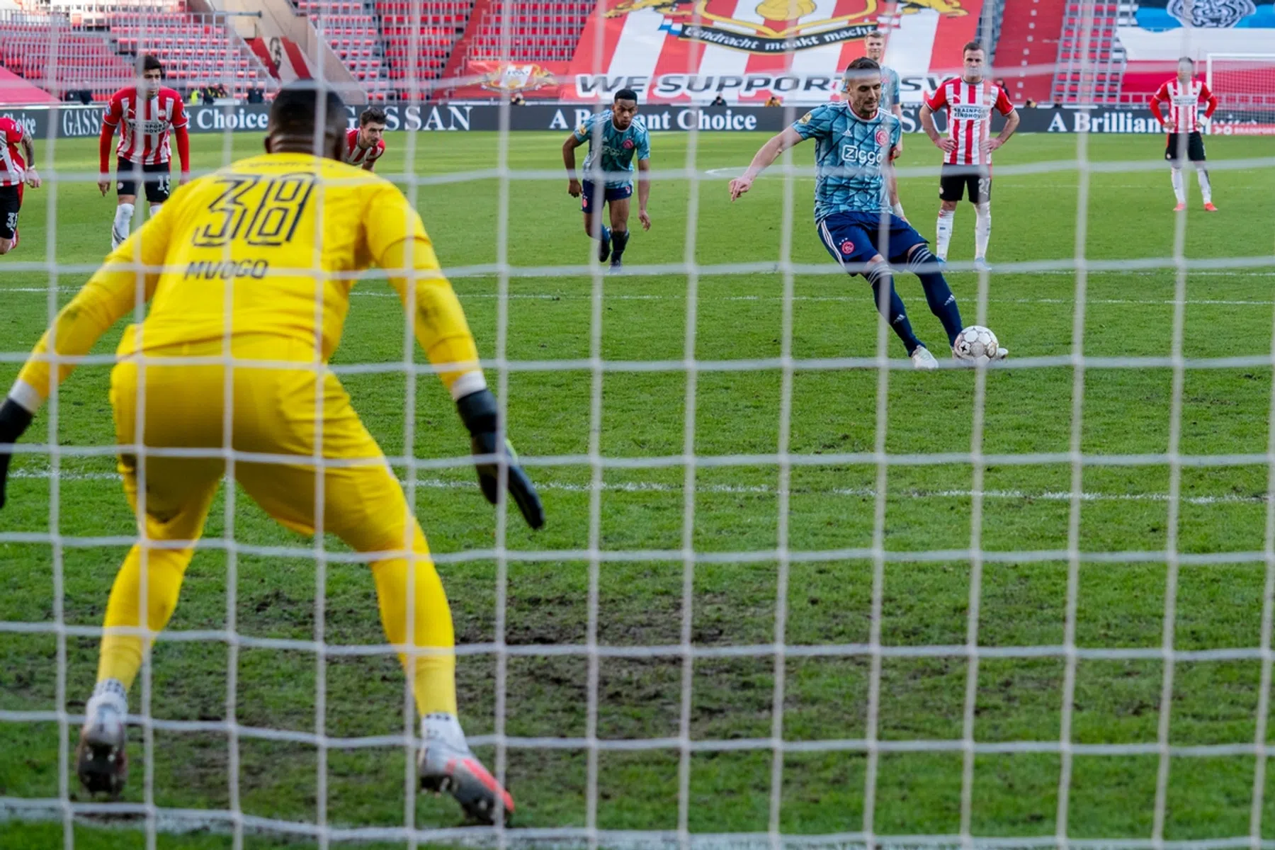 Misère PSV in toppers houdt aan, ondanks 'thuisvoordeel' tegen Ajax