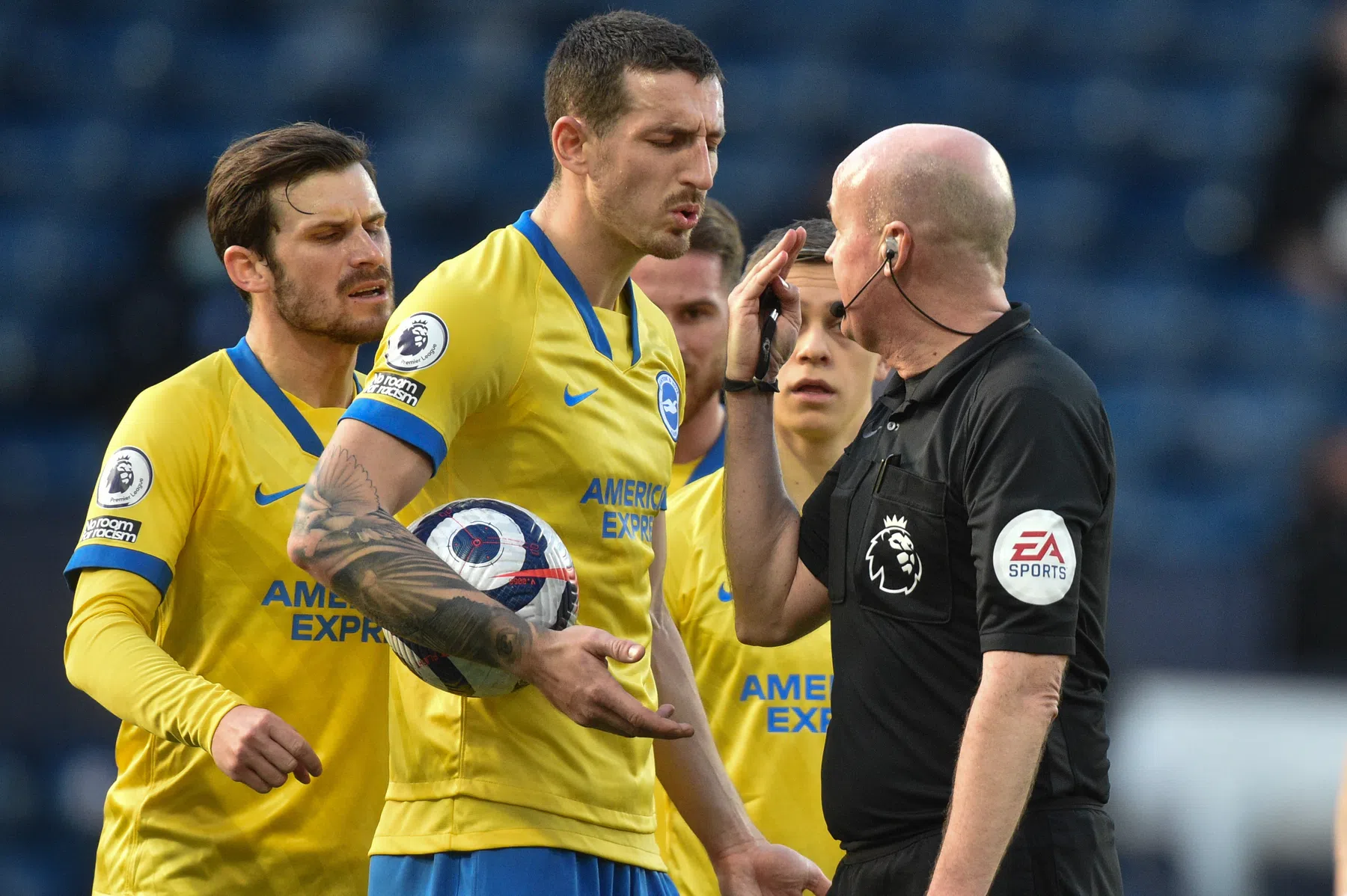 Ongekende VAR-chaos in Engeland: 'De Premier League staat weer voor schut'