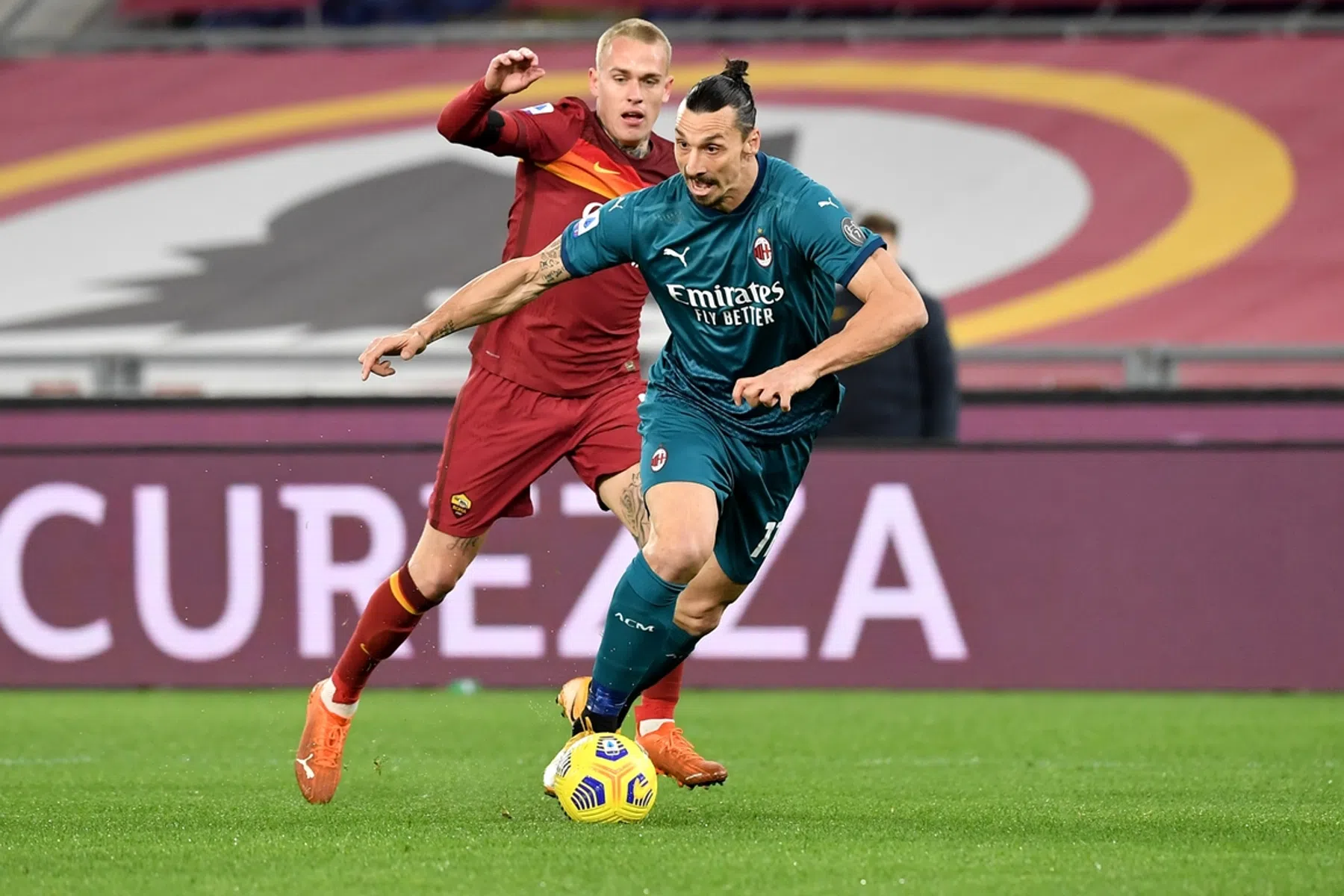 Milan wint vermakelijke topper en blijft als enige in spoor Inter
