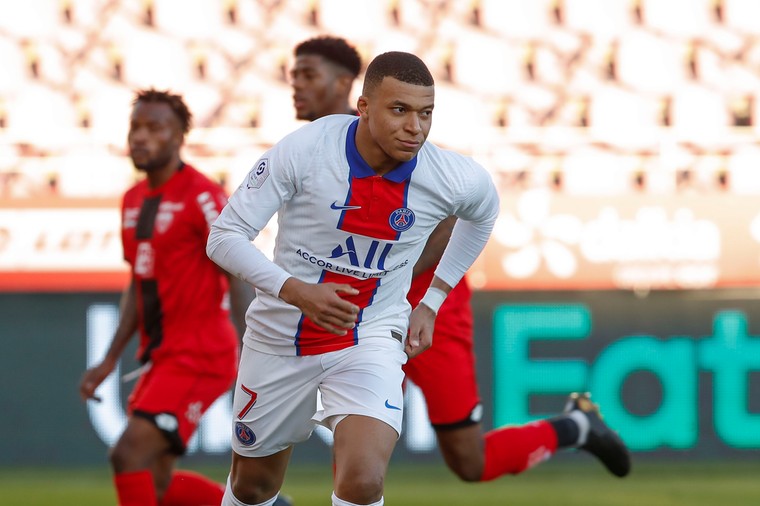 Bekijk hoe Mbappé opnieuw de show steelt bij Paris Saint-Germain