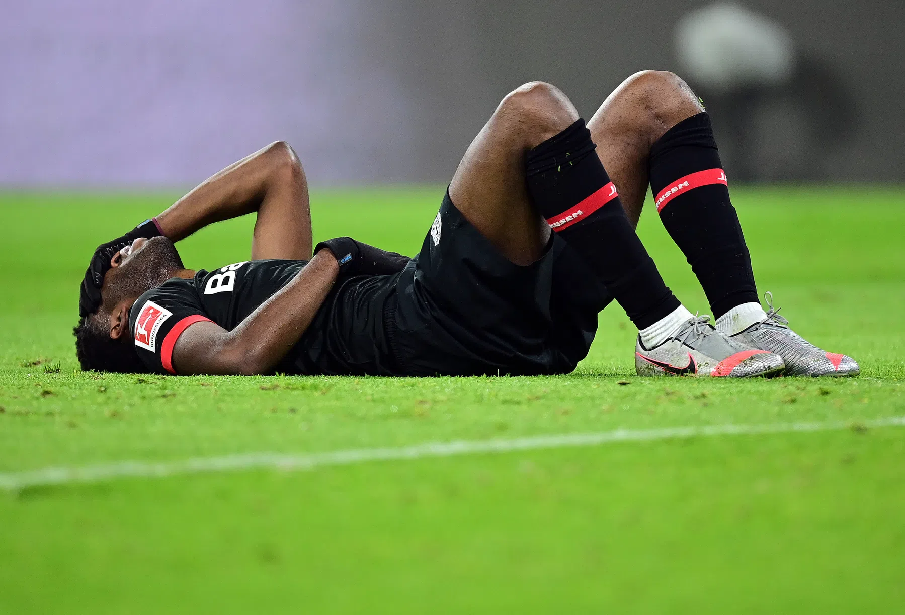 Bayer Leverkusen bevestigt nieuwe blessurenachtmerrie voor Fosu-Mensah