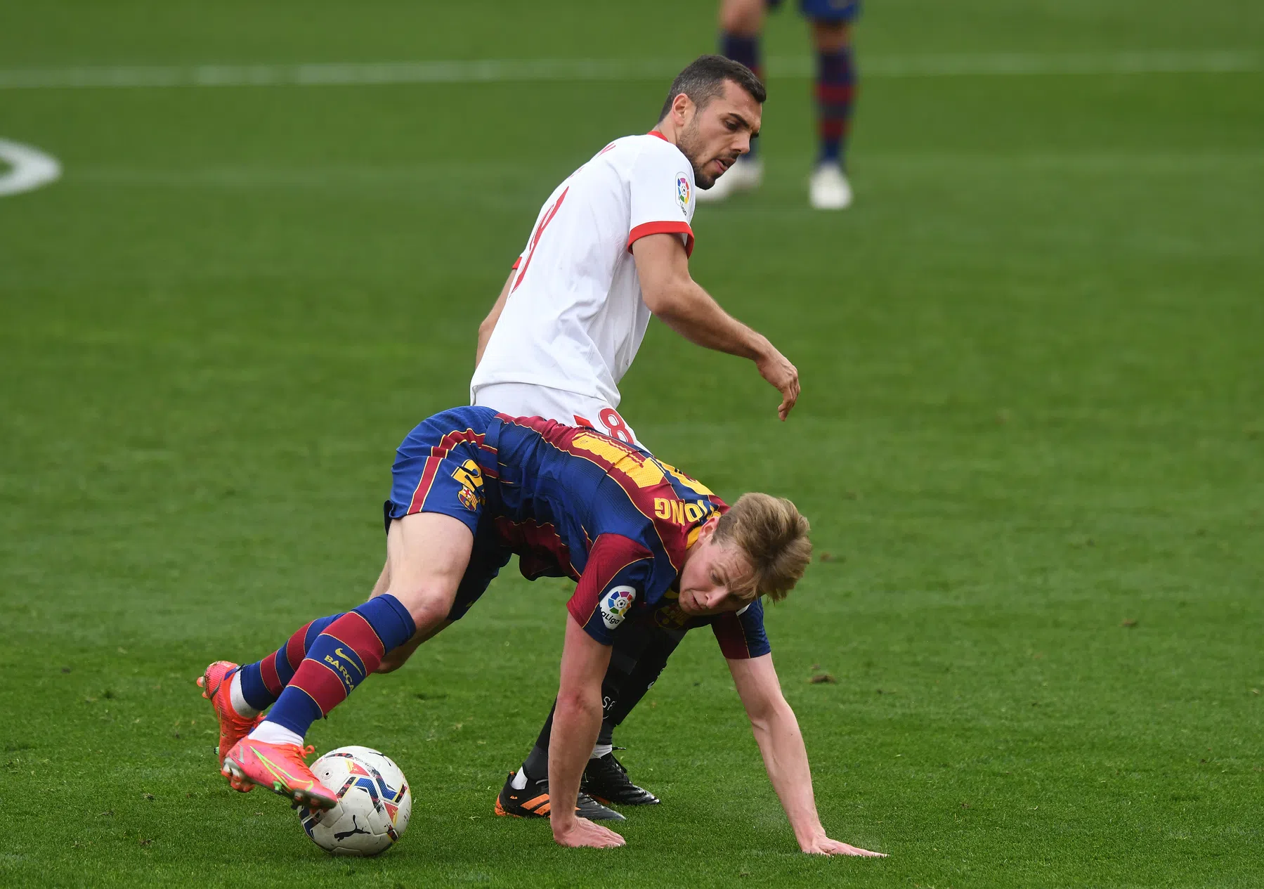 Spaanse arbiter biedt mopperende Frenkie de Jong zijn fluitje aan