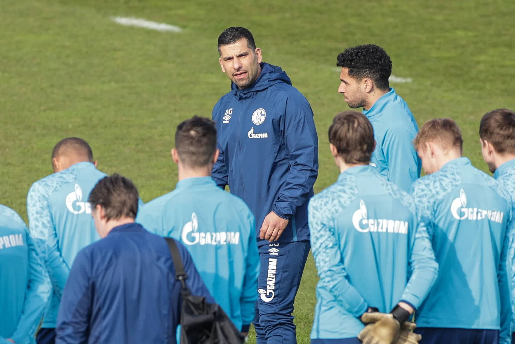 Vijfde trainer van het seizoen legt uit hoe hij Schalke wél aan de praat krijgt