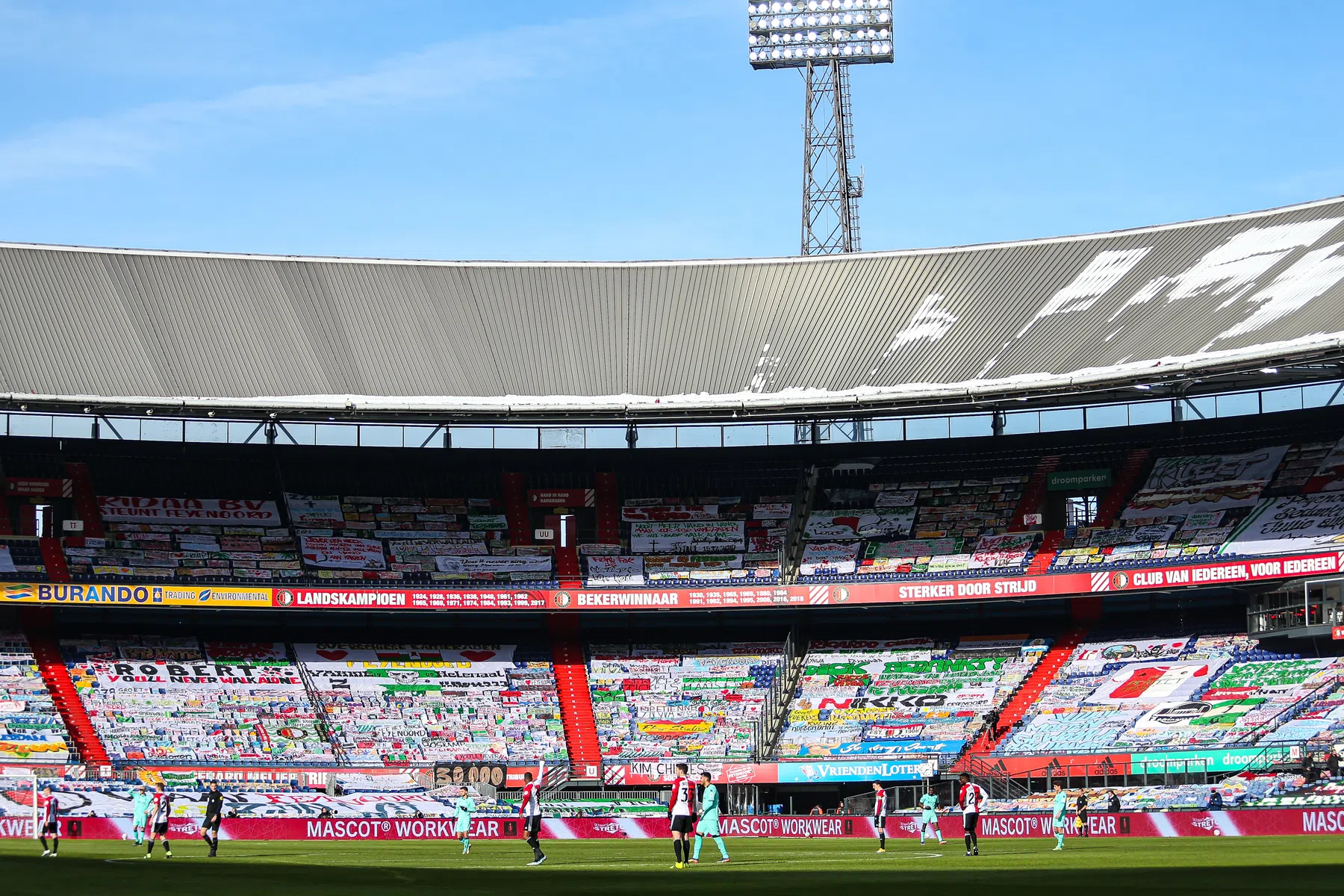 De Kuip nu bijna volledig gevuld met spandoeken
