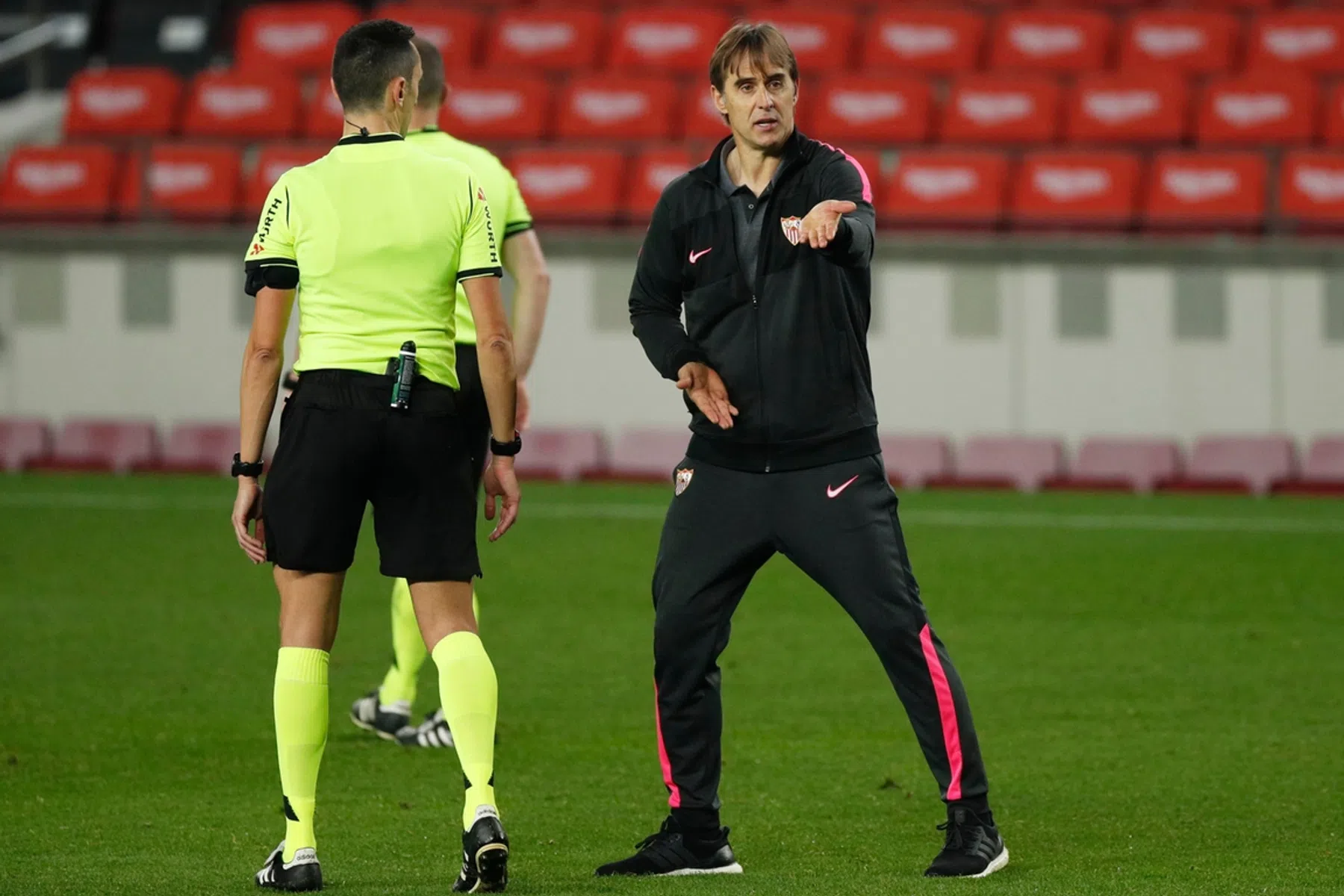 Sevilla kookt nog na van woede door rol arbitrage in Barça-comeback