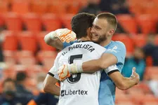Thumbnail for article: Beloning heldendaden Cillessen komt extreem laat