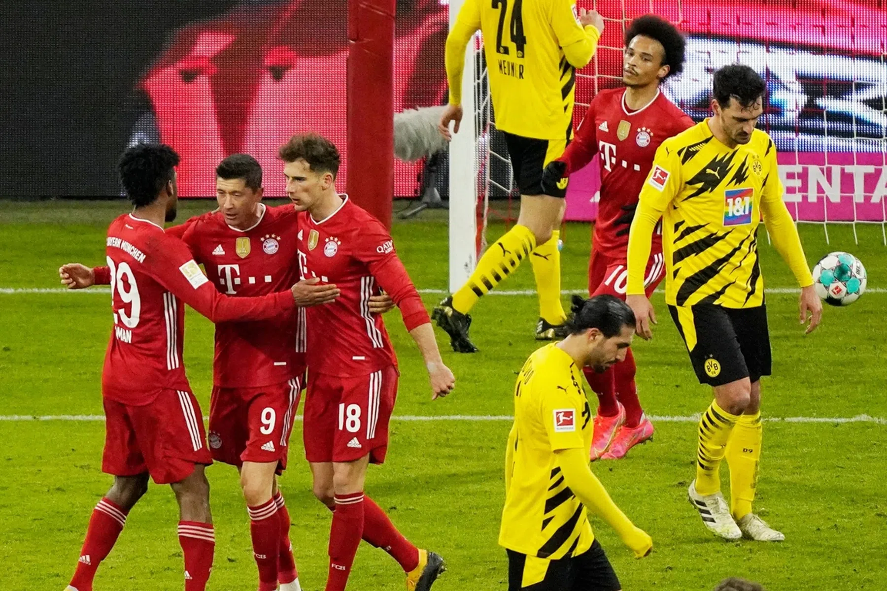 Lewandowski overtreft Haaland en doet oude liefde Dortmund pijn