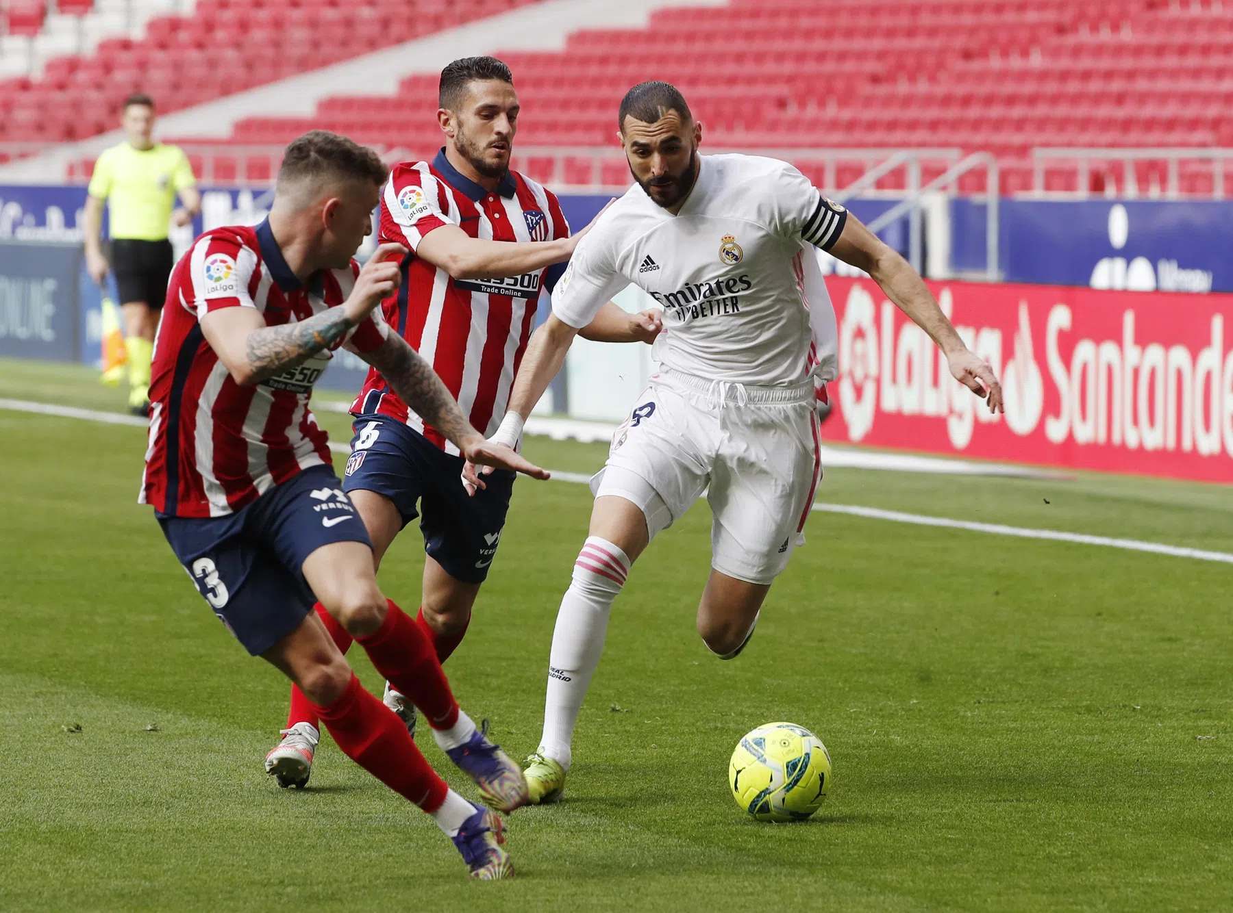 Benzema bezorgt Atlético domper en Barcelona grote meevaller