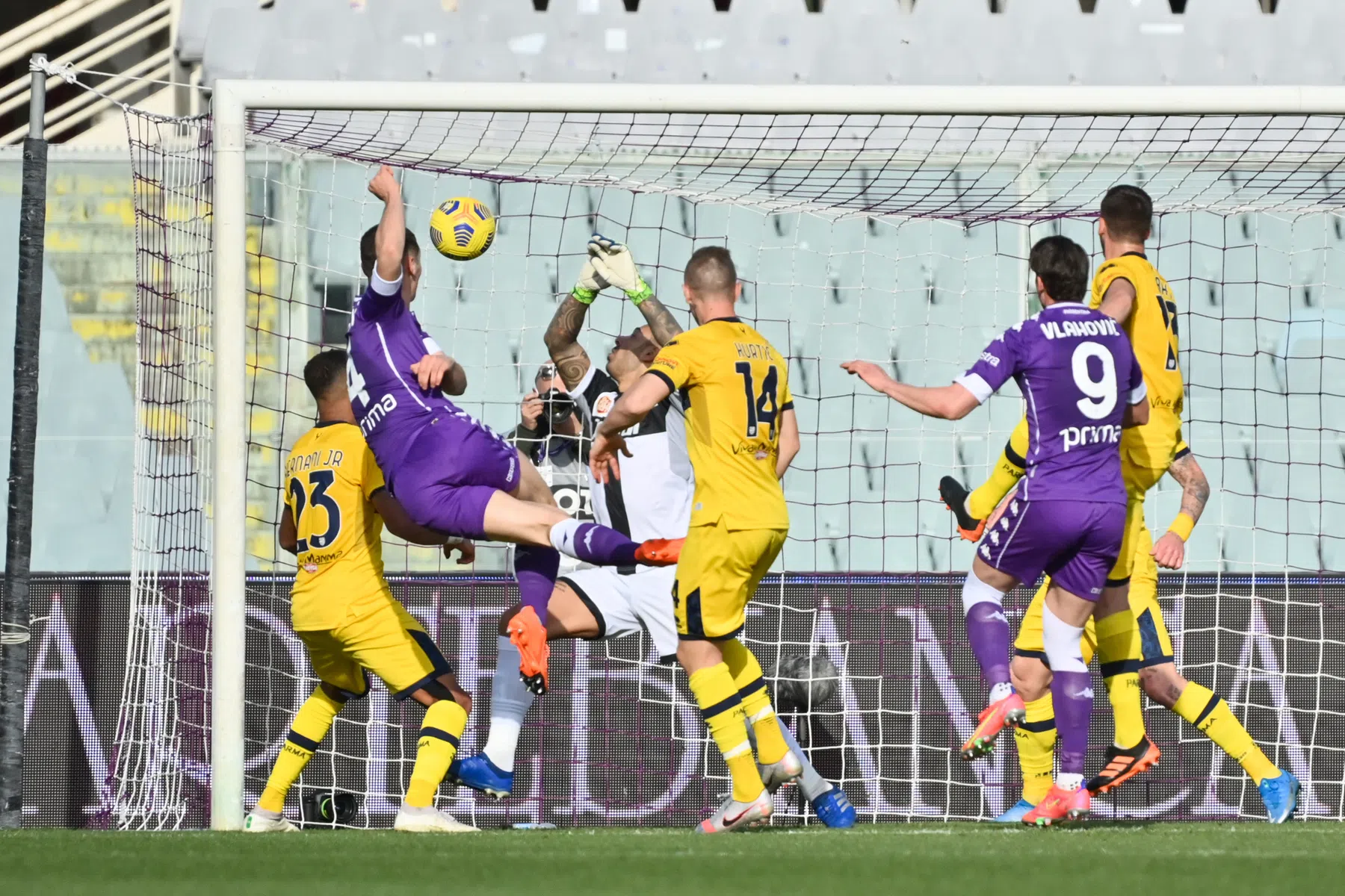 AC Milan heeft Zlatan niet nodig, Parma ziet reddingsboei in rook opgaan