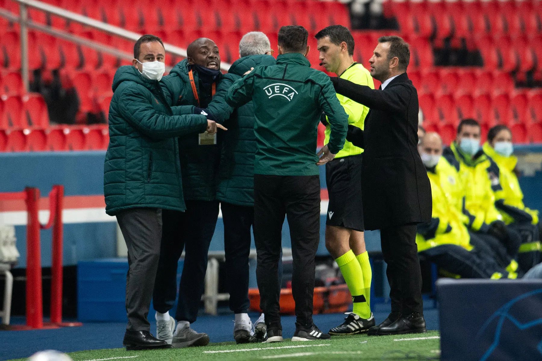UEFA schorst arbiter voor rest van het seizoen, maar niet vanwege racisme