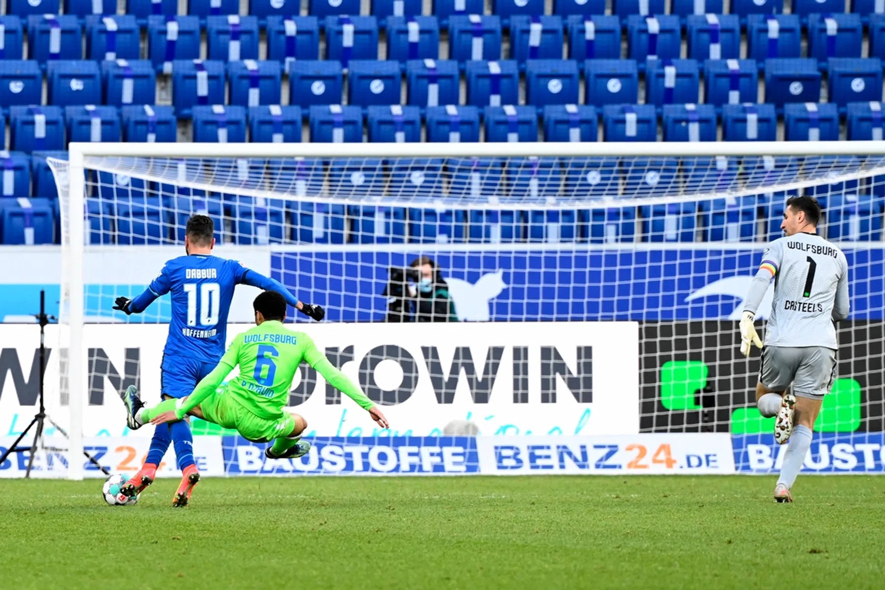 Wolfsburg-speler Otávio hard gestraft voor schandalige overtreding