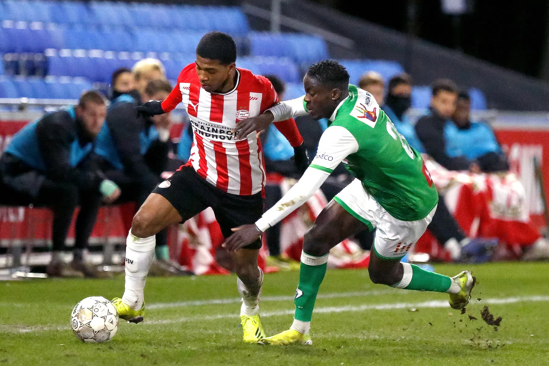 Rode lantaarn krijgt opnieuw andere eigenaar: FC Dordrecht wint weer