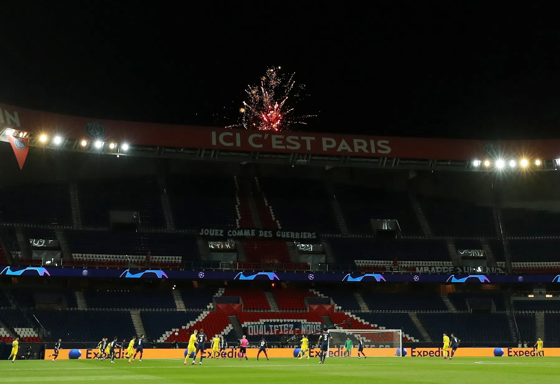 PSG-fans treiteren Barça met vuurwerk en brandalarm in hotel