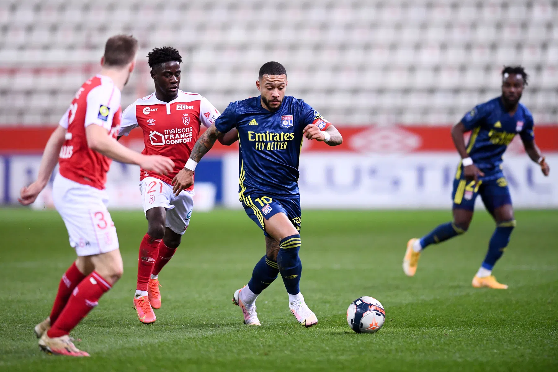 Memphis helpt Lyon ontsnappen aan verrassende nederlaag