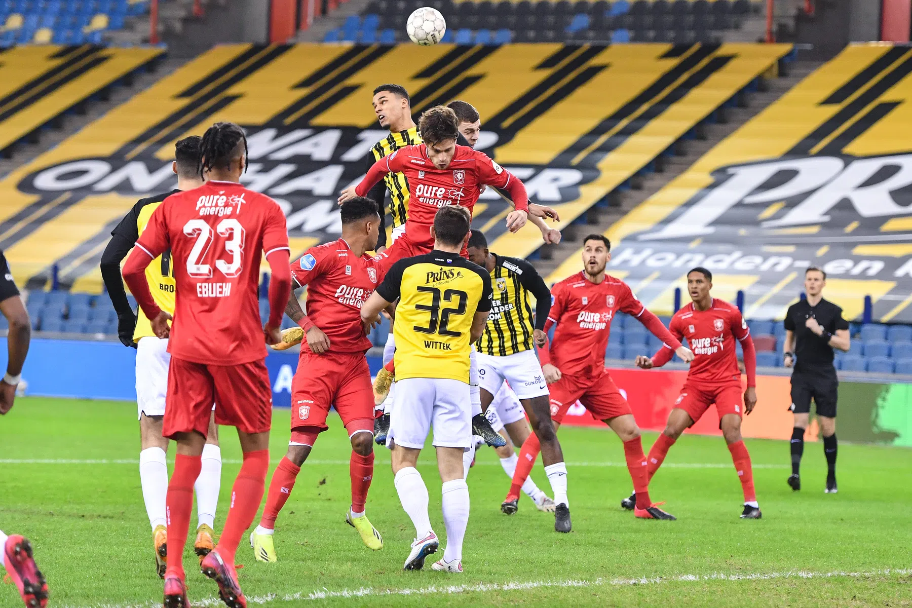 Thuisclubs in de Eredivisie wonnen nog nooit zo weinig: het publiek wordt gemist op het veld