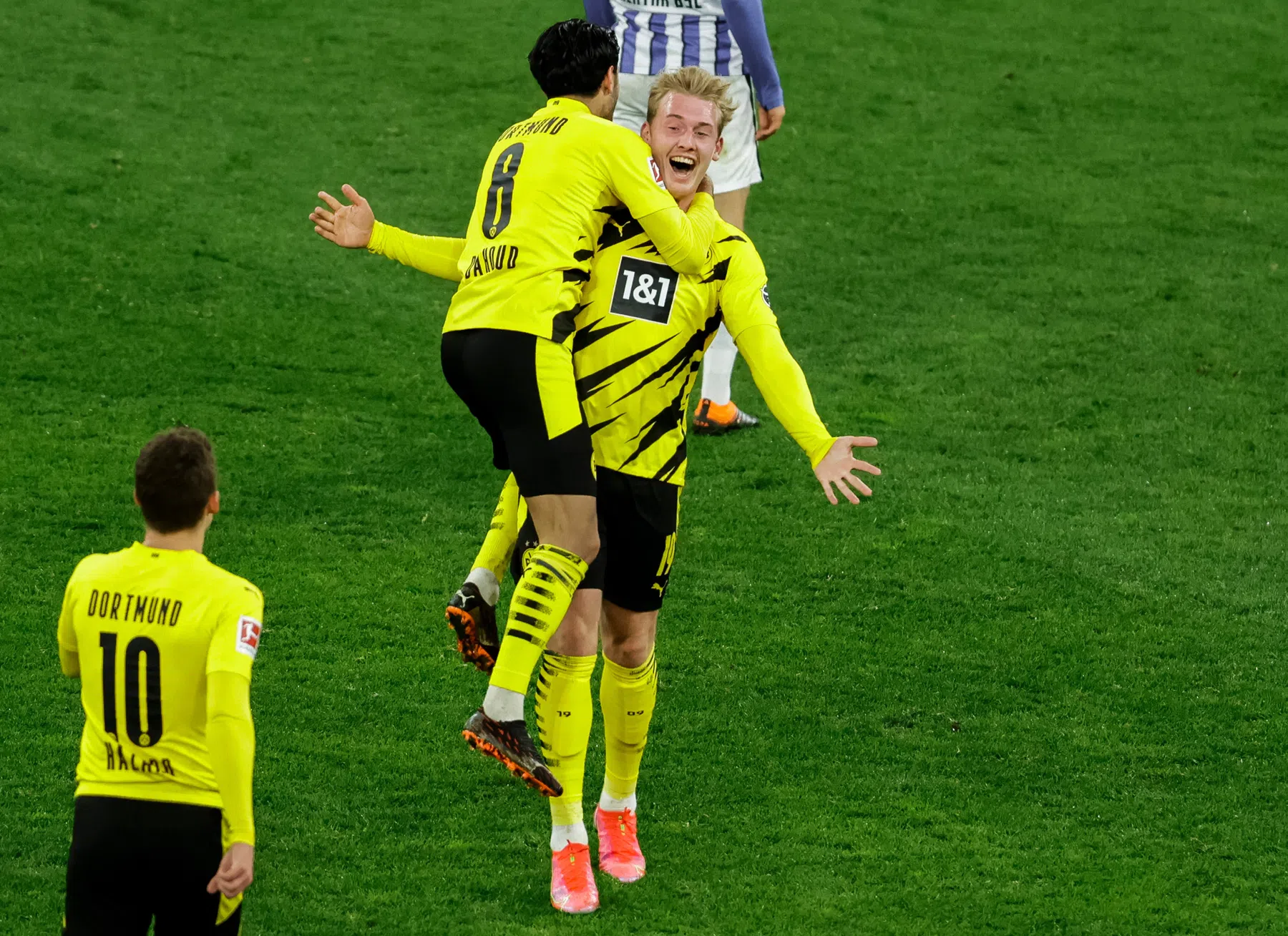 Blunderende Hertha-doelman brengt Dortmund dichter bij CL-ticket