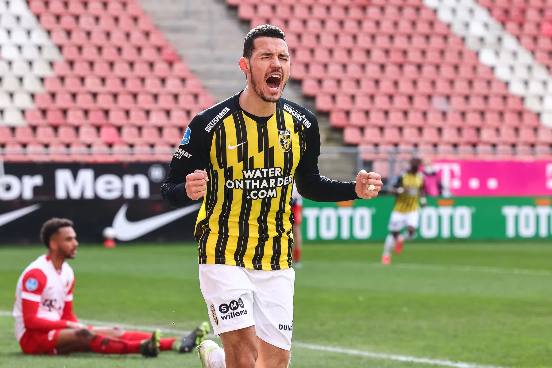 Vitesse klopt FC Utrecht na belangrijk VAR-moment en ondanks rood Bazoer