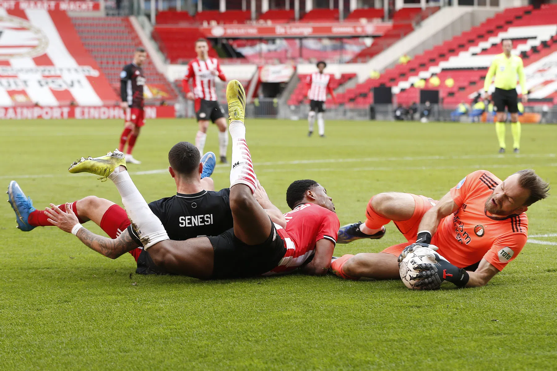 PSV en Feyenoord schieten weinig op met punt in chaotische topper