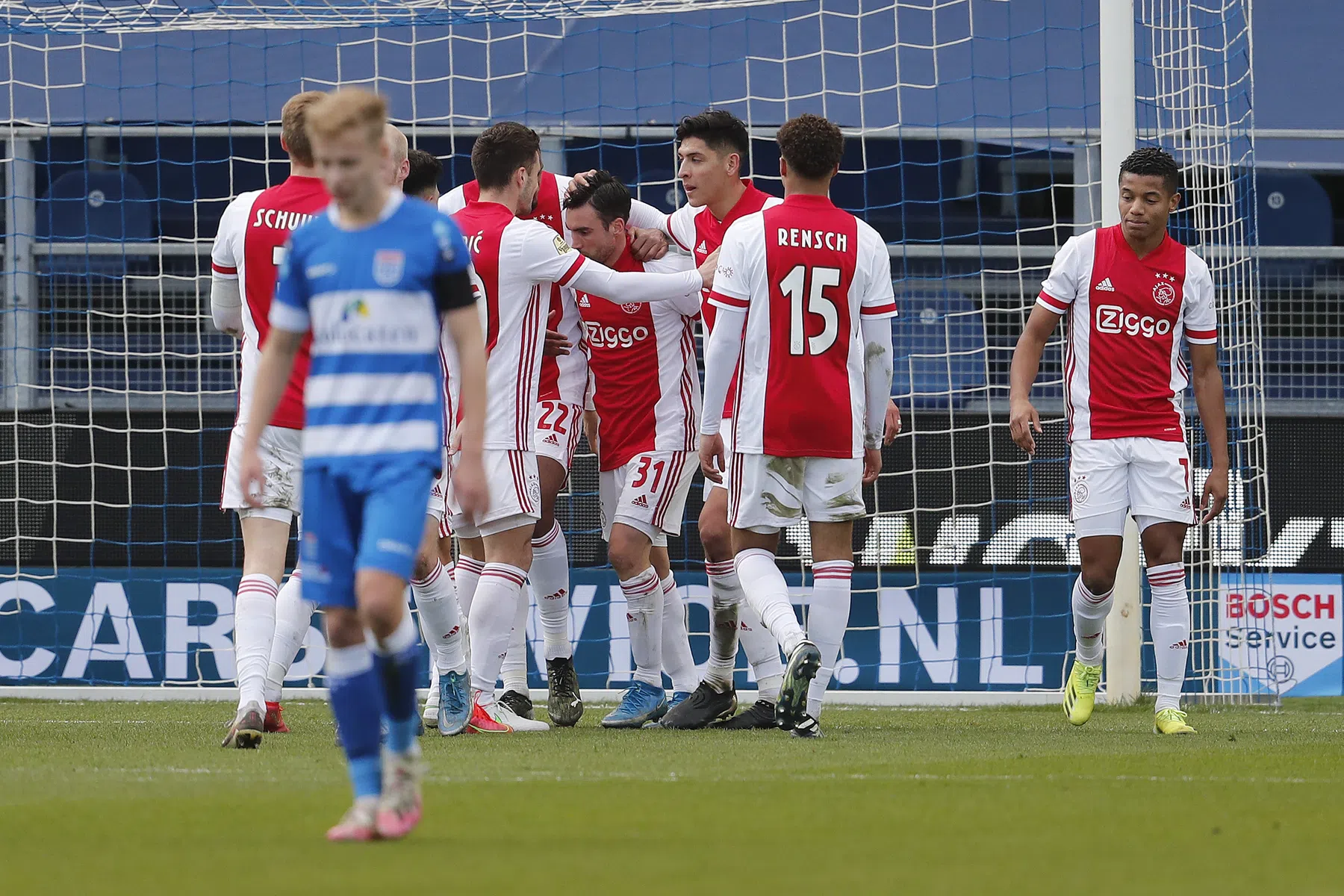 Ajax grote winnaar na zorgeloze middag in Zwolle