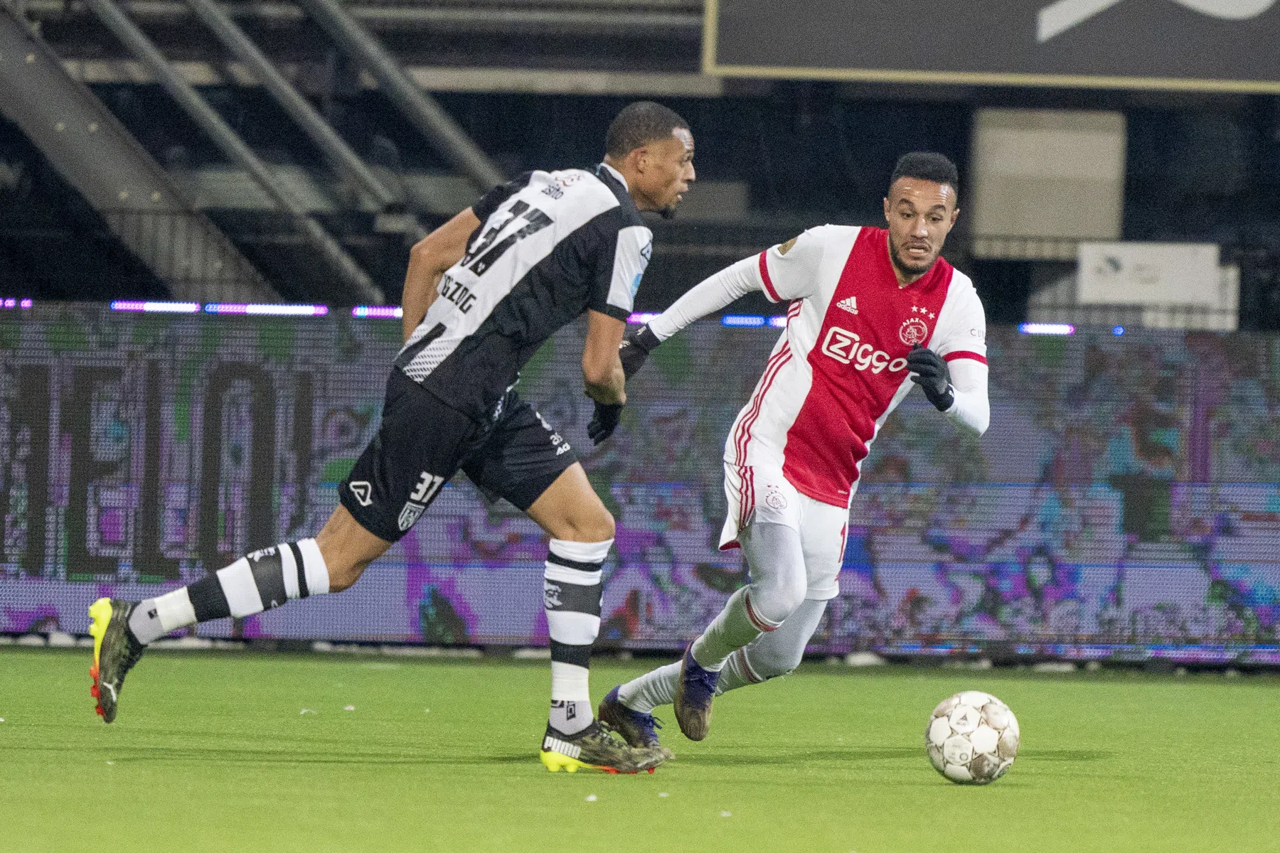 Ten Hag geeft uitleg over voortdurende afwezigheid Mazraoui