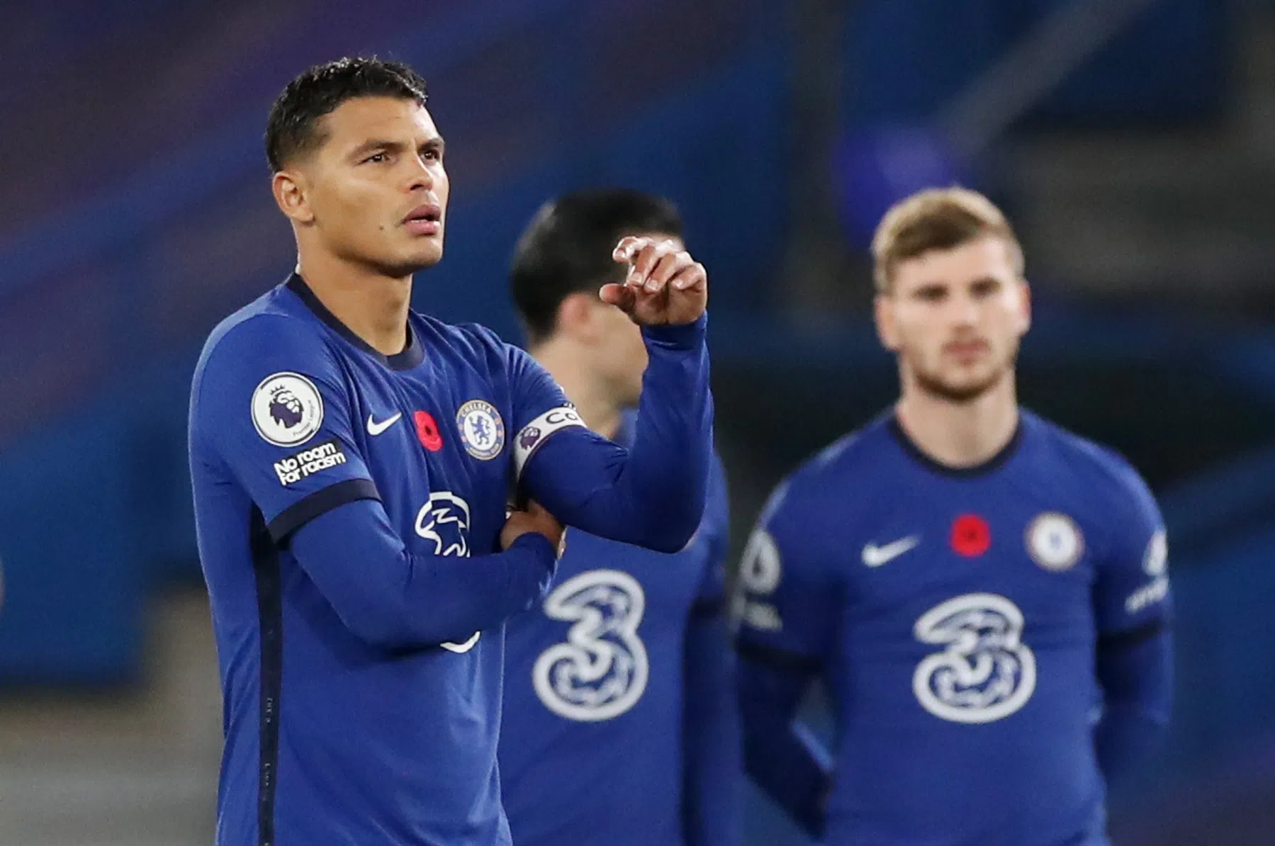 Thiago Silva wordt gek op tribune: Braziliaan schreeuwt Chelsea naar kwartfinale 