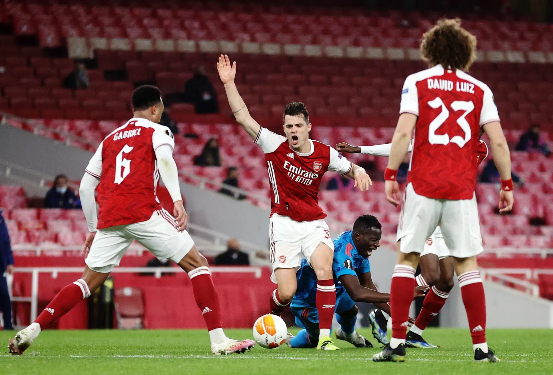Arsenal maakt weinig indruk op EL-rivalen, gemengde gevoelens Karsdorp