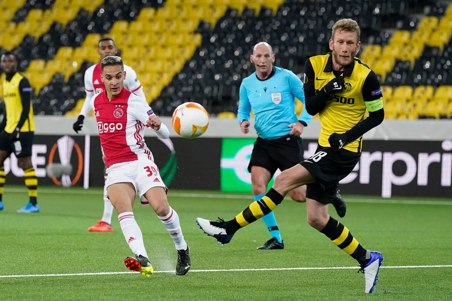 Ajax 'maat te groot', woede over 'Schotse politieman' overheerst bij Zwitsers