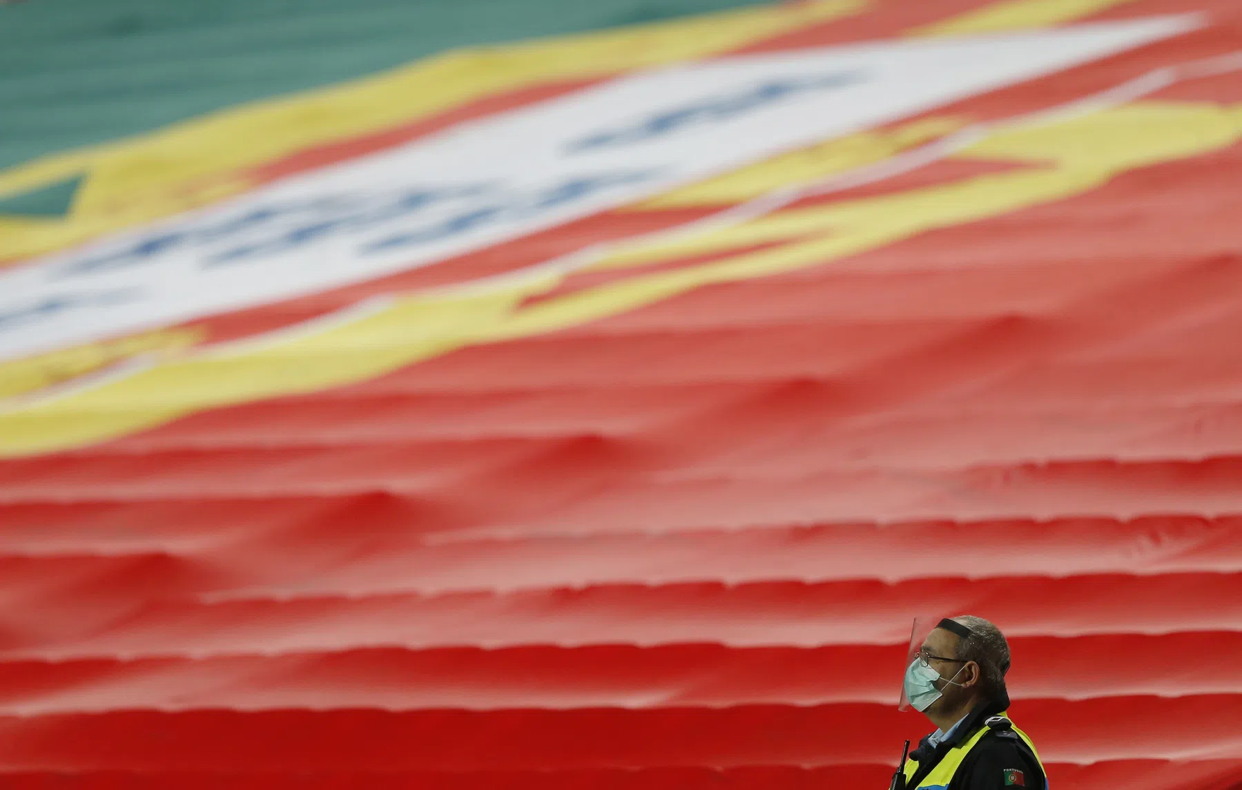 Portugese doelman herhaalt eigen stunt met goal uit een uittrap