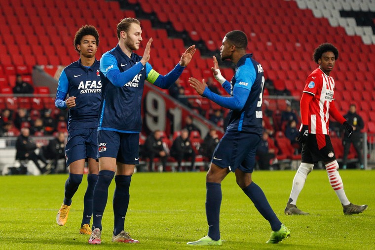 AZ aast op unieke serie tegen aan toppercomplex lijdend PSV